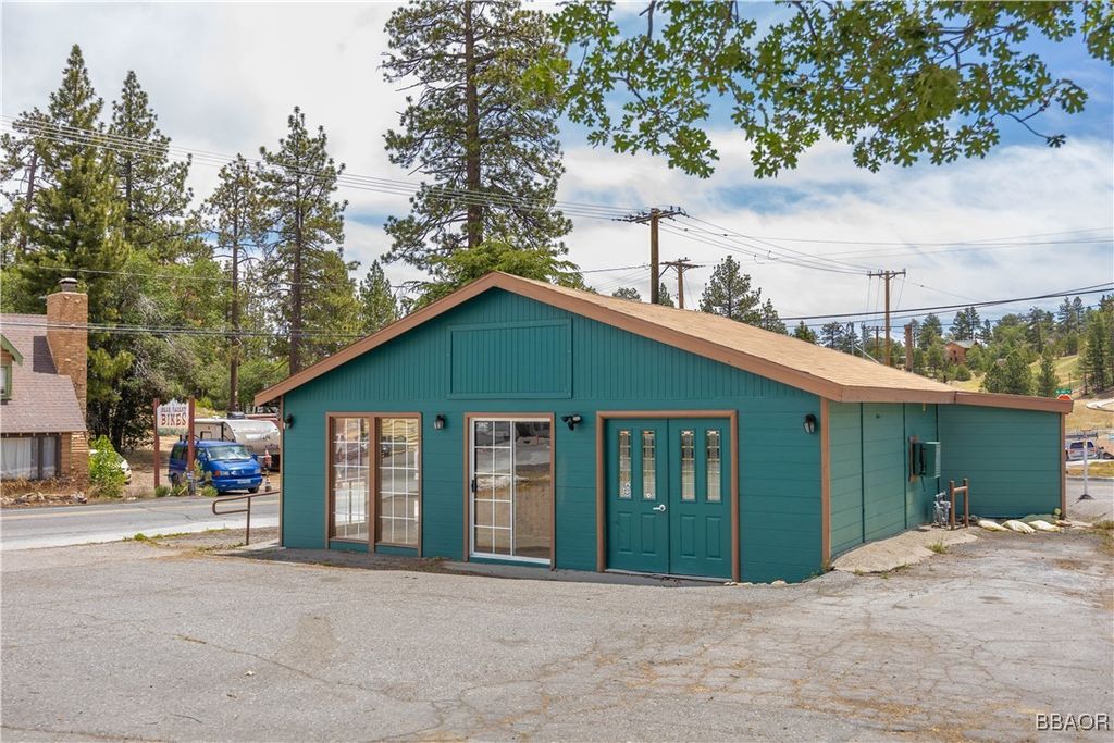 Photo of 40277 Big Bear Boulevard, Big Bear Lake, CA 92315 (MLS # 32501592)