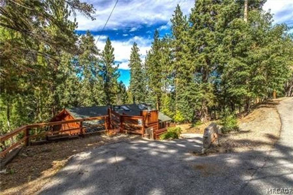 Photo of 42962 Dogwood Drive, Big Bear Lake, CA 92315 (MLS # 32601041)