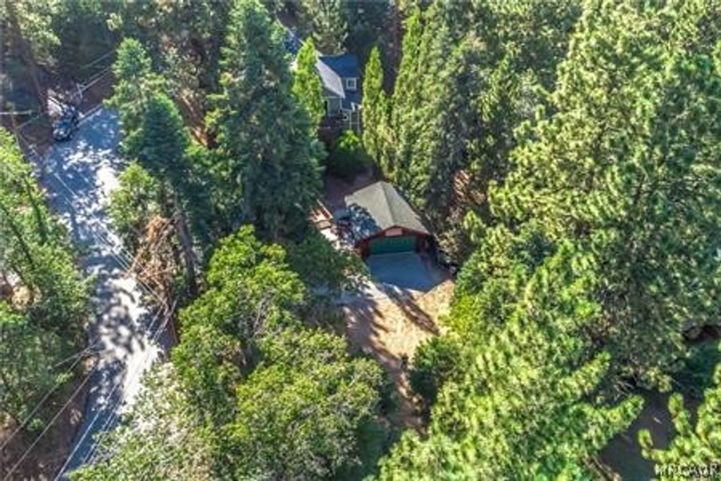 Photo of 42962 Dogwood Drive, Big Bear Lake, CA 92315 (MLS # 32601041)