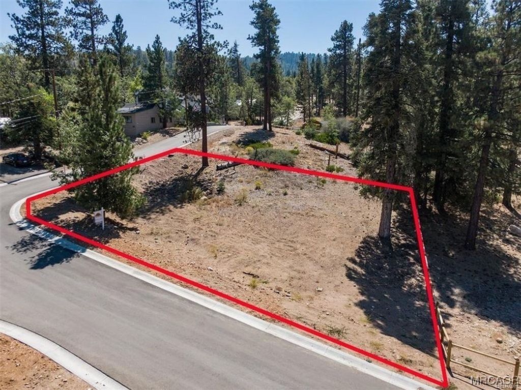Photo of 810 Talmadge Road, Big Bear Lake, CA 92315 (MLS # 32502692)
