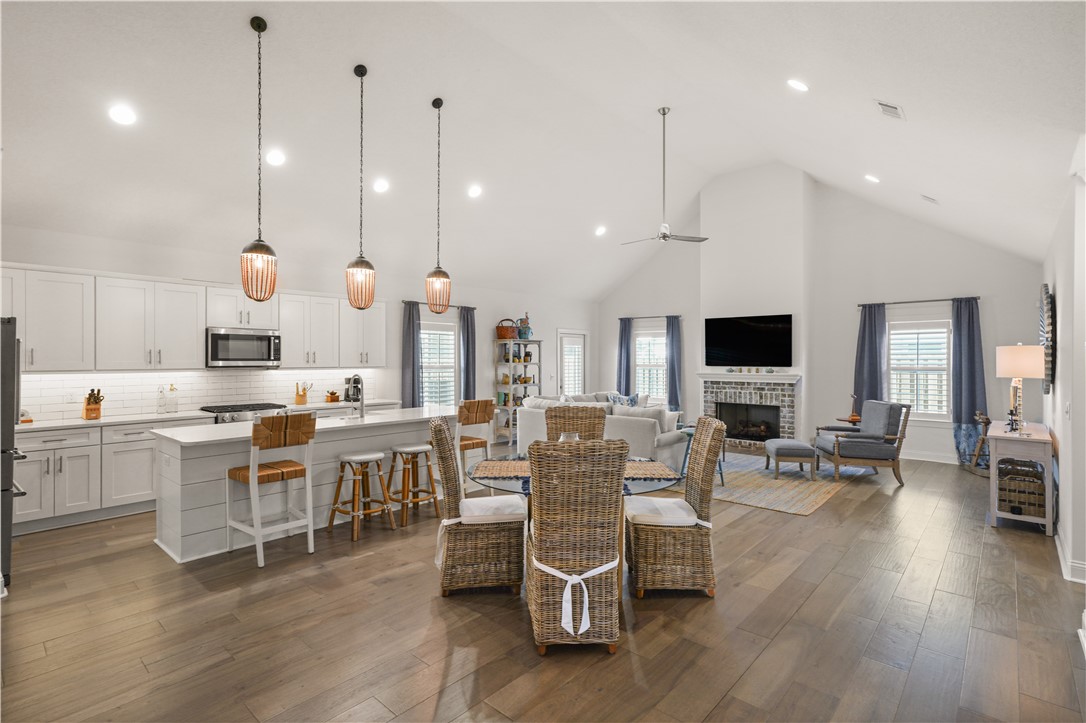 St Simons Island, Georgia 31522, United States, 3 Bedrooms Bedrooms, ,2 BathroomsBathrooms,Residential,Pending,18707