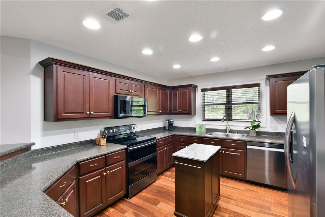 Hortense, Georgia 31543, United States, 4 Bedrooms Bedrooms, ,2 BathroomsBathrooms,Residential,Pending,40359