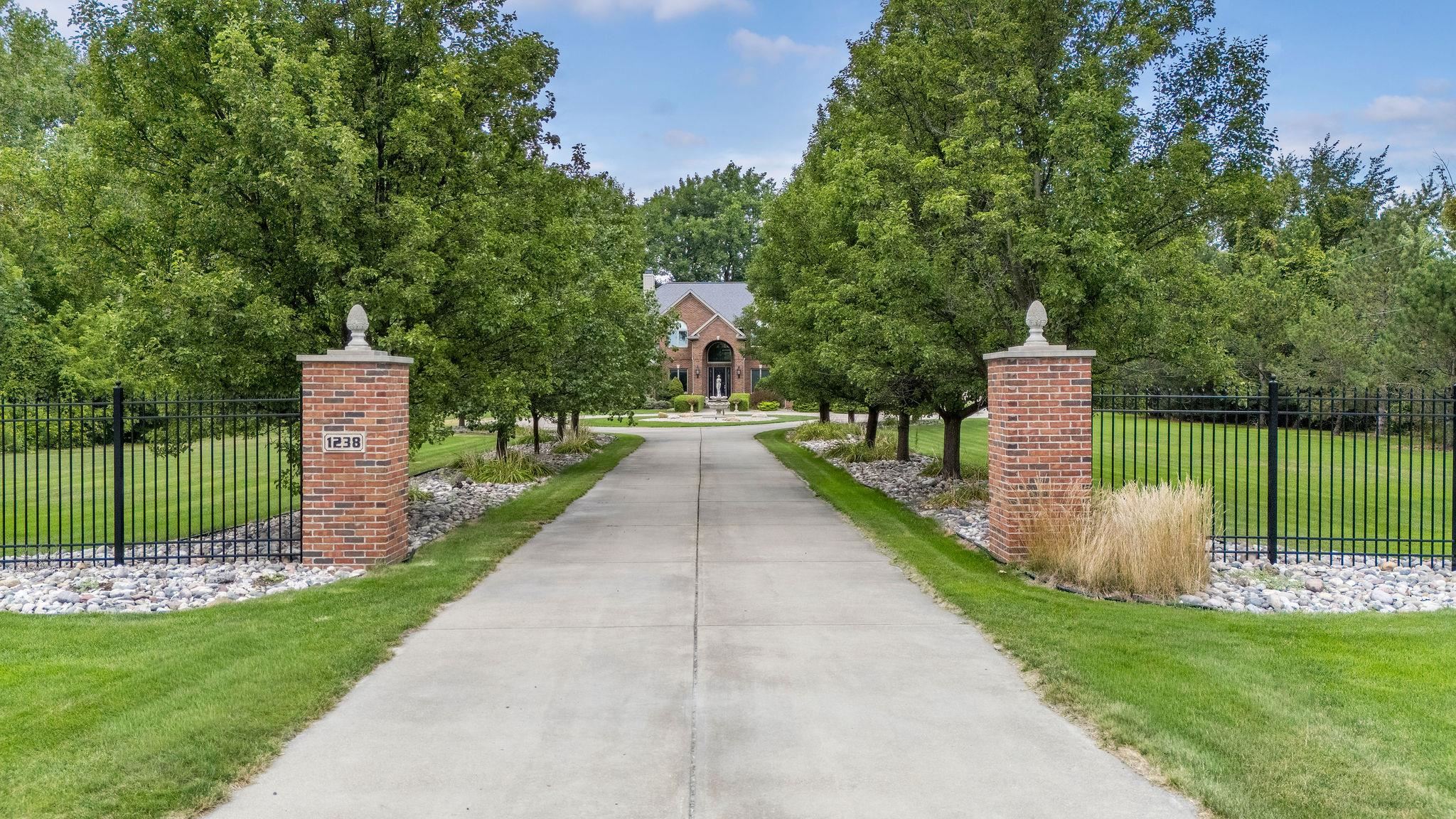 Essexville, Michigan, 48732, United States, 4 Bedrooms Bedrooms, ,6 BathroomsBathrooms,Residential,Active,2035058