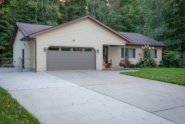 2172 LYNN RD, SANFORD, MI 48657 - Image f5ab9e0c8fa839daf3a5524c572bebb2/2695808183