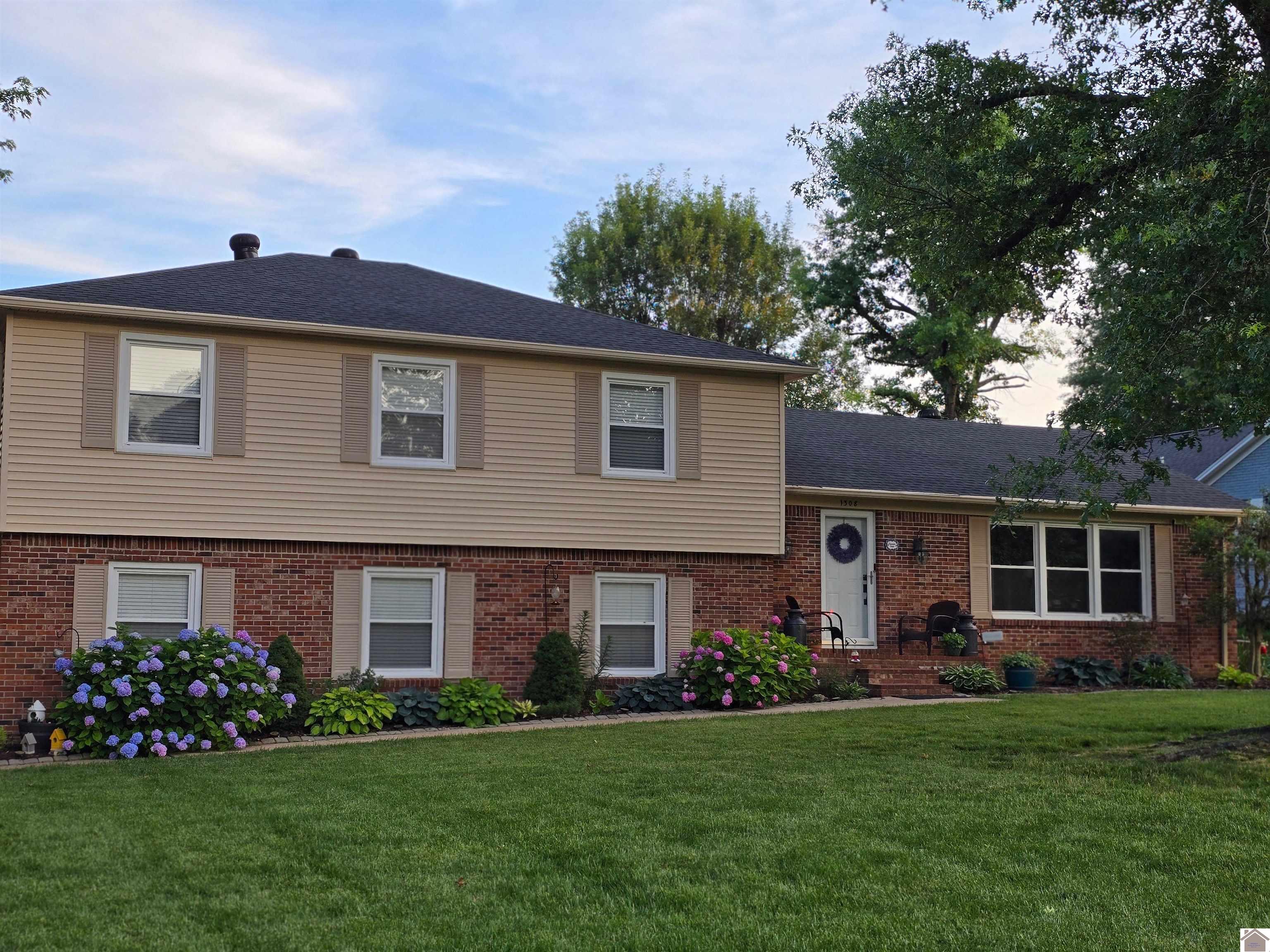 Photo 1 of 32 — 1308 DOGWOOD DR, Mayfield, KY 42066