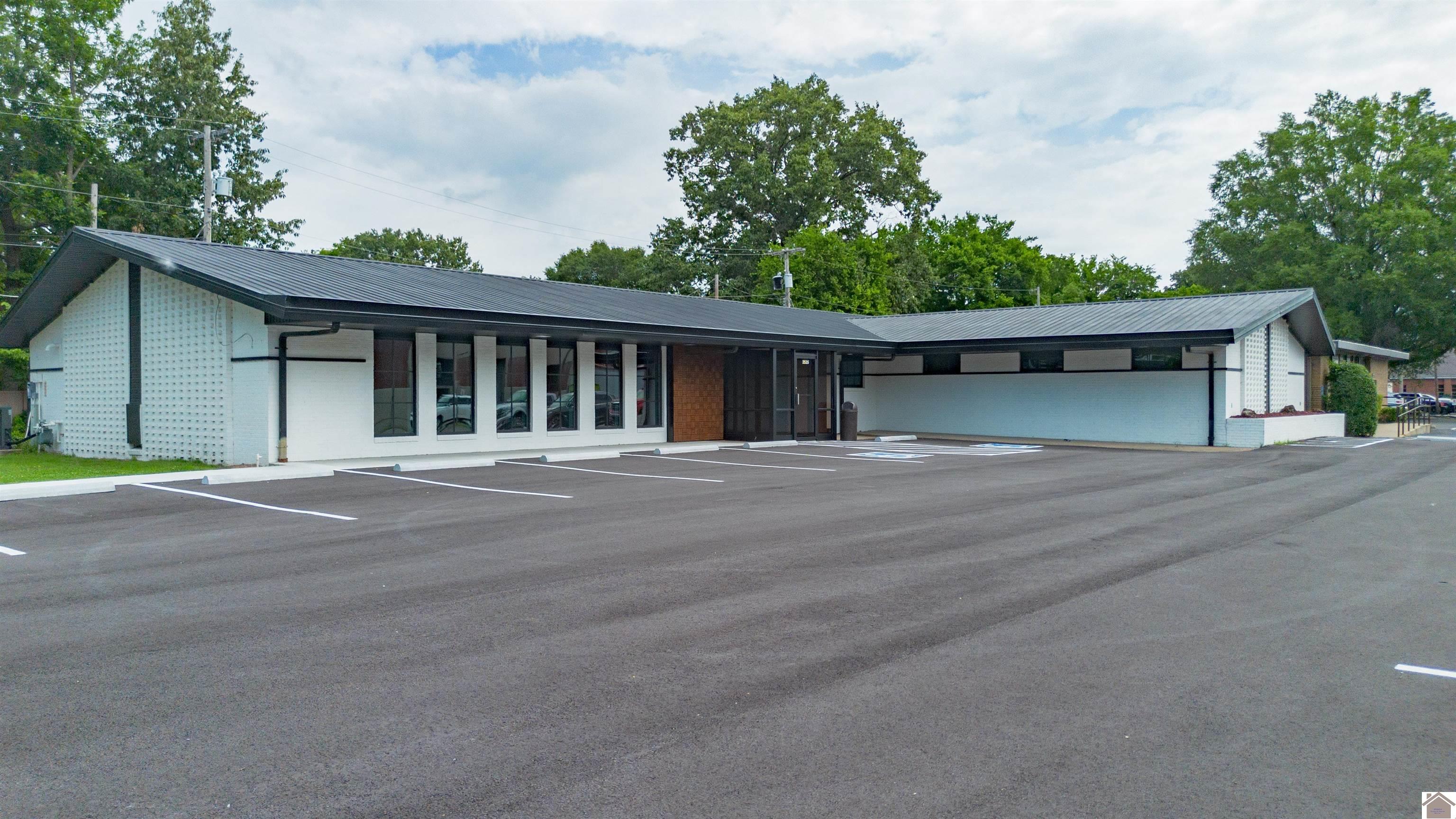 Photo 1 of 50 — 2535 Broadway Street, Paducah, KY 42001