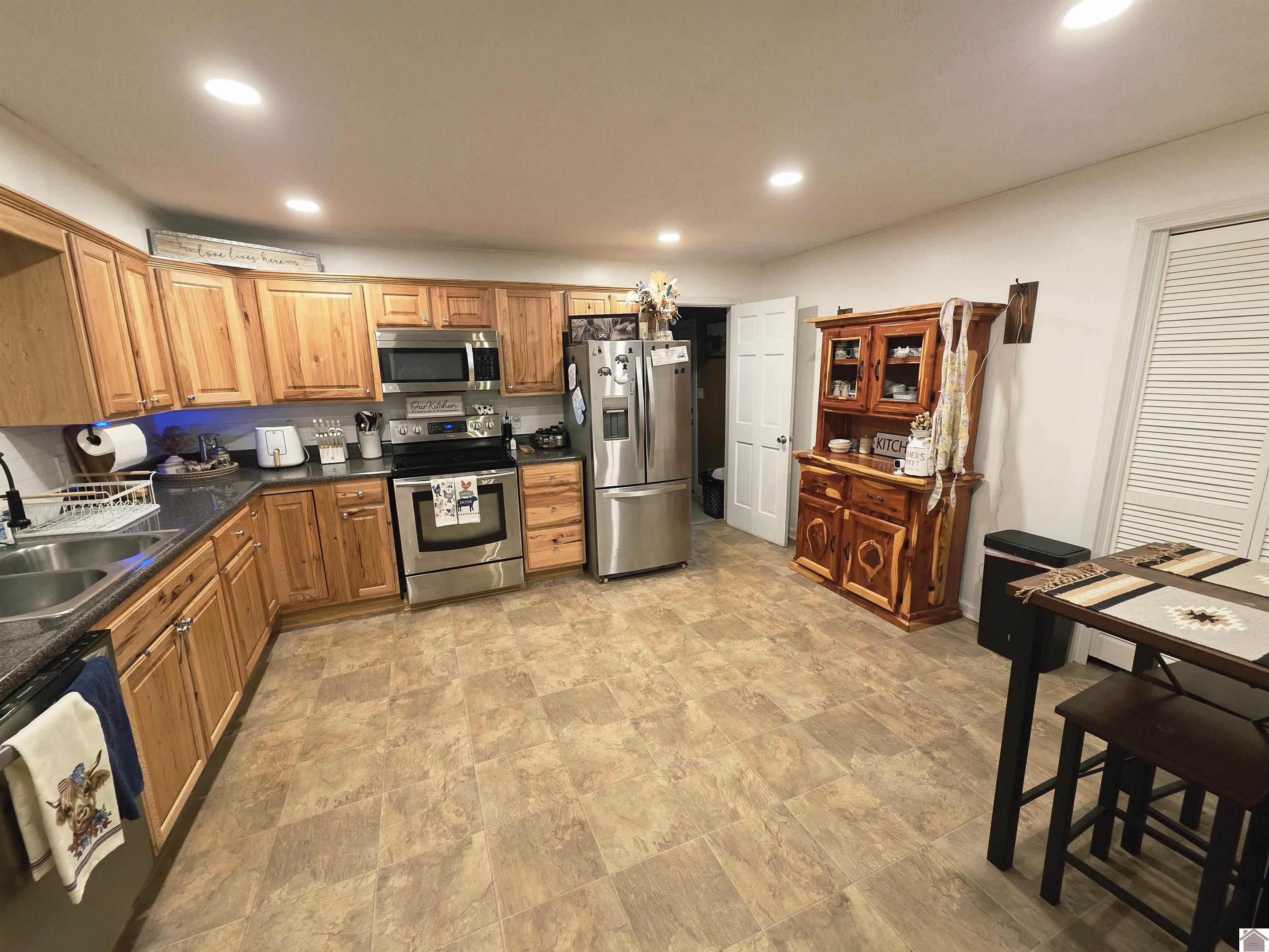 305 W 6th Street - Photo 3