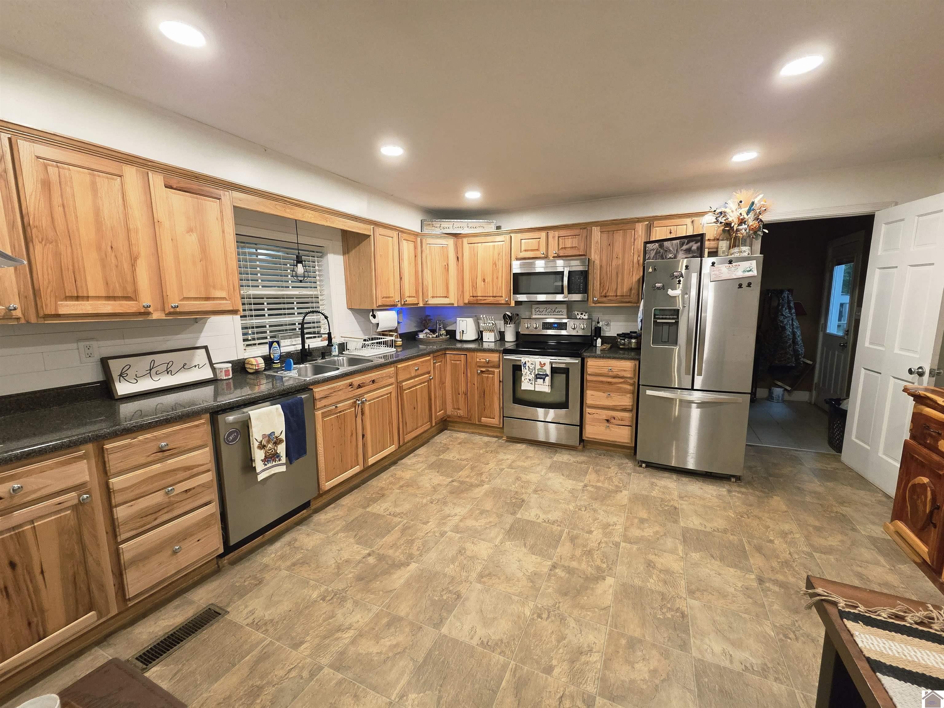 305 W 6th Street - Photo 2