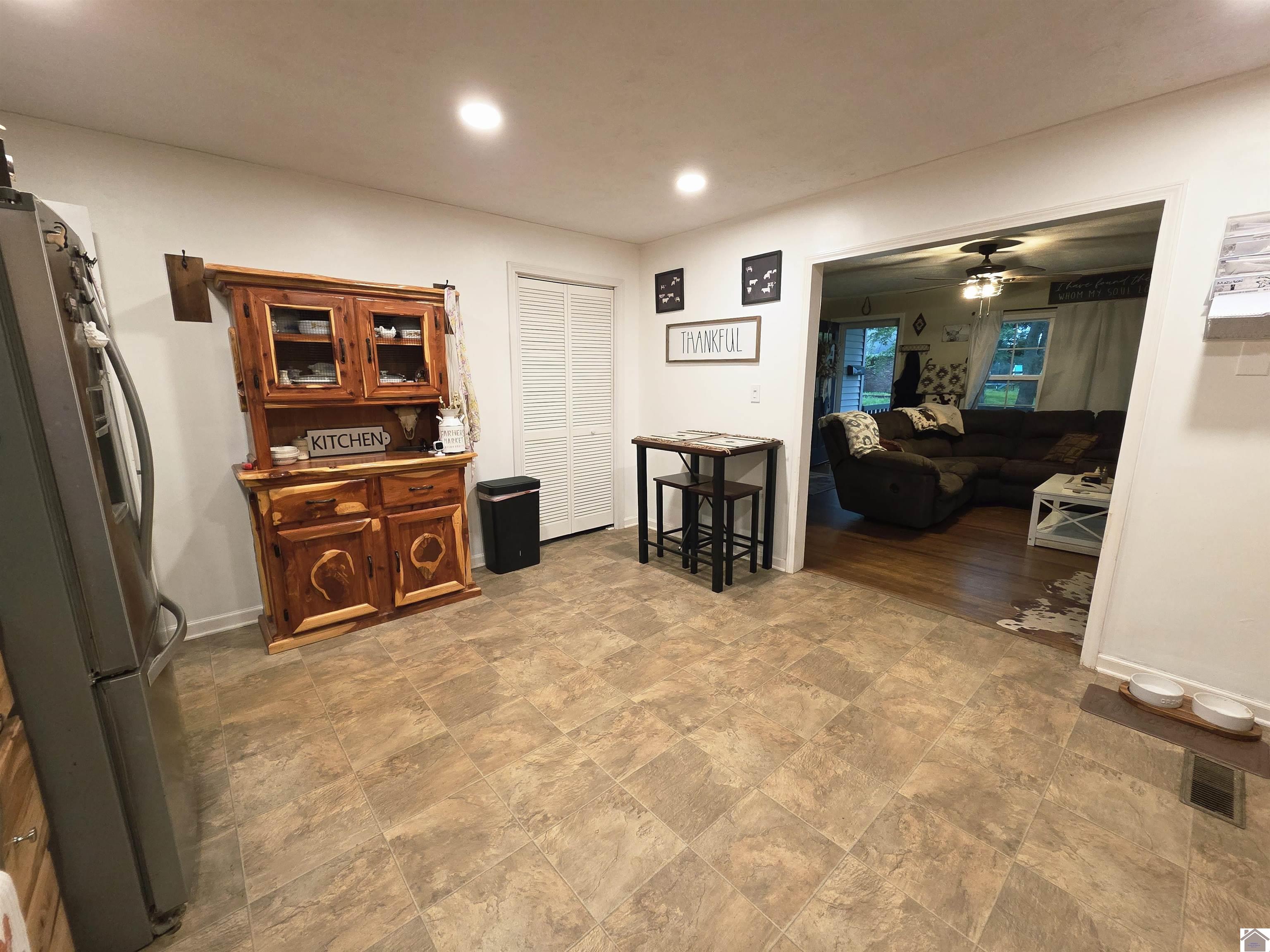 305 W 6th Street - Photo 4