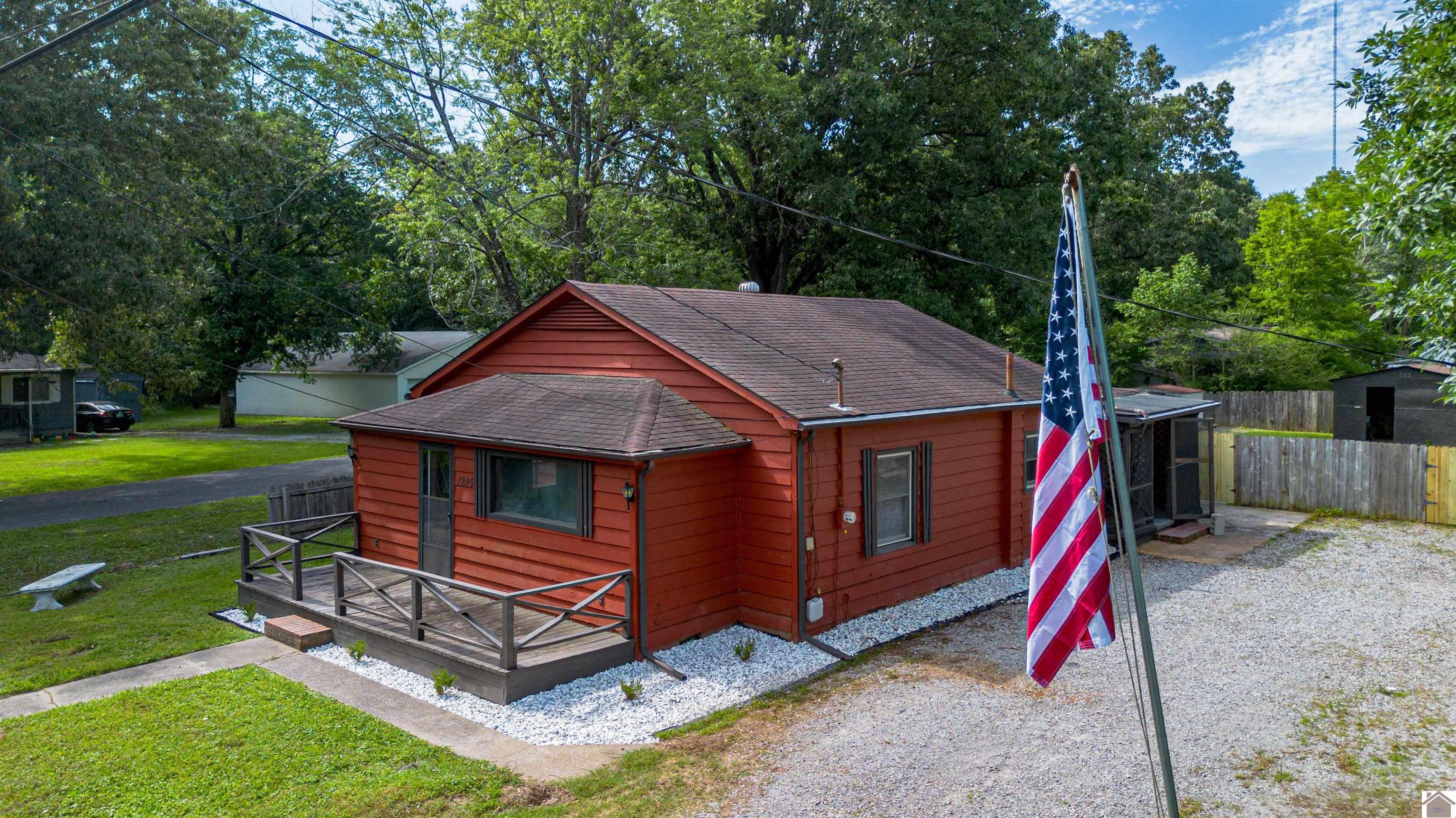 Photo 1 of 28 — 1220 Markham Ave, Paducah, KY 42003