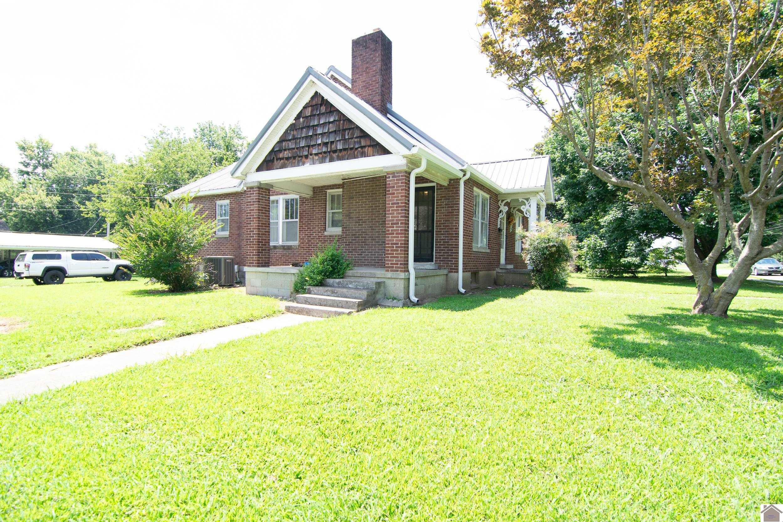 901 W Main St