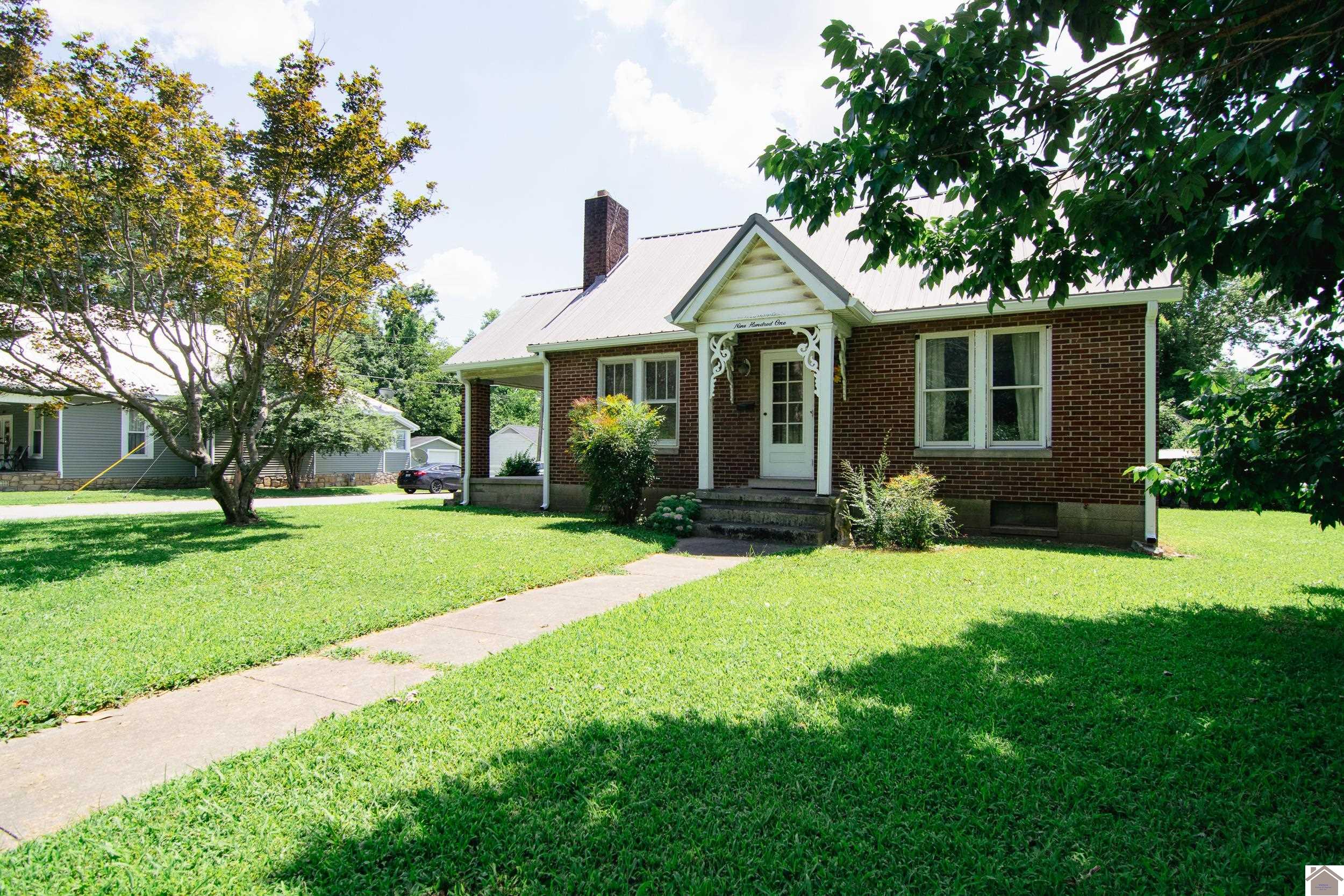 901 W Main St