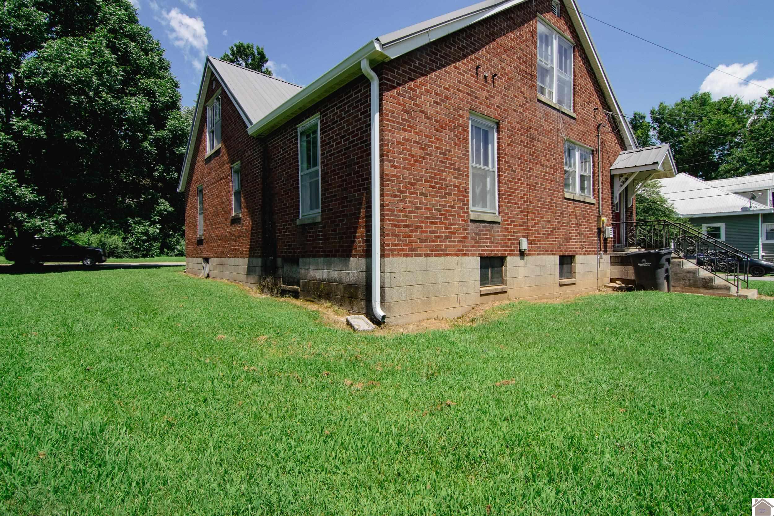 901 W Main St