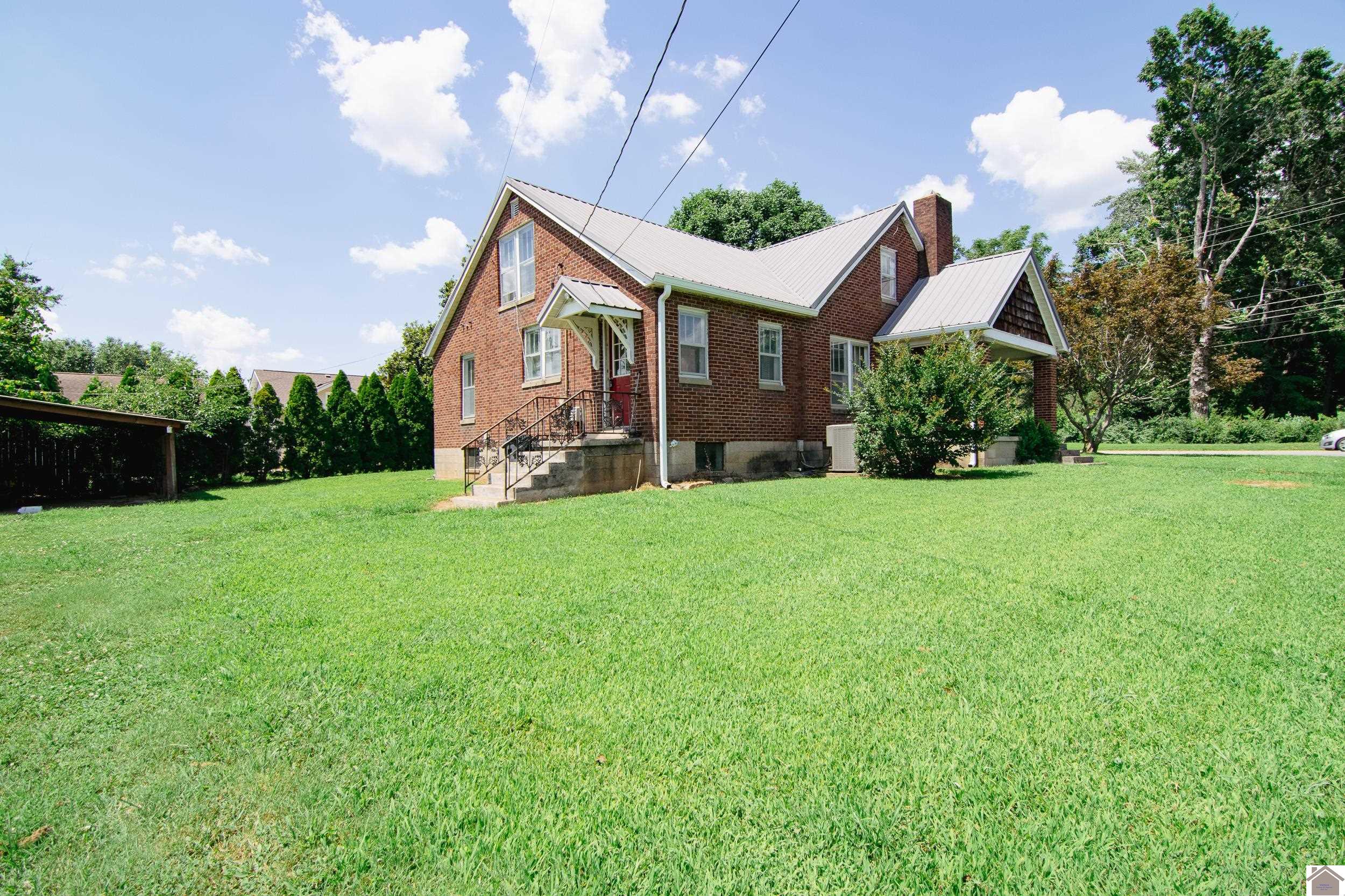 901 W Main St