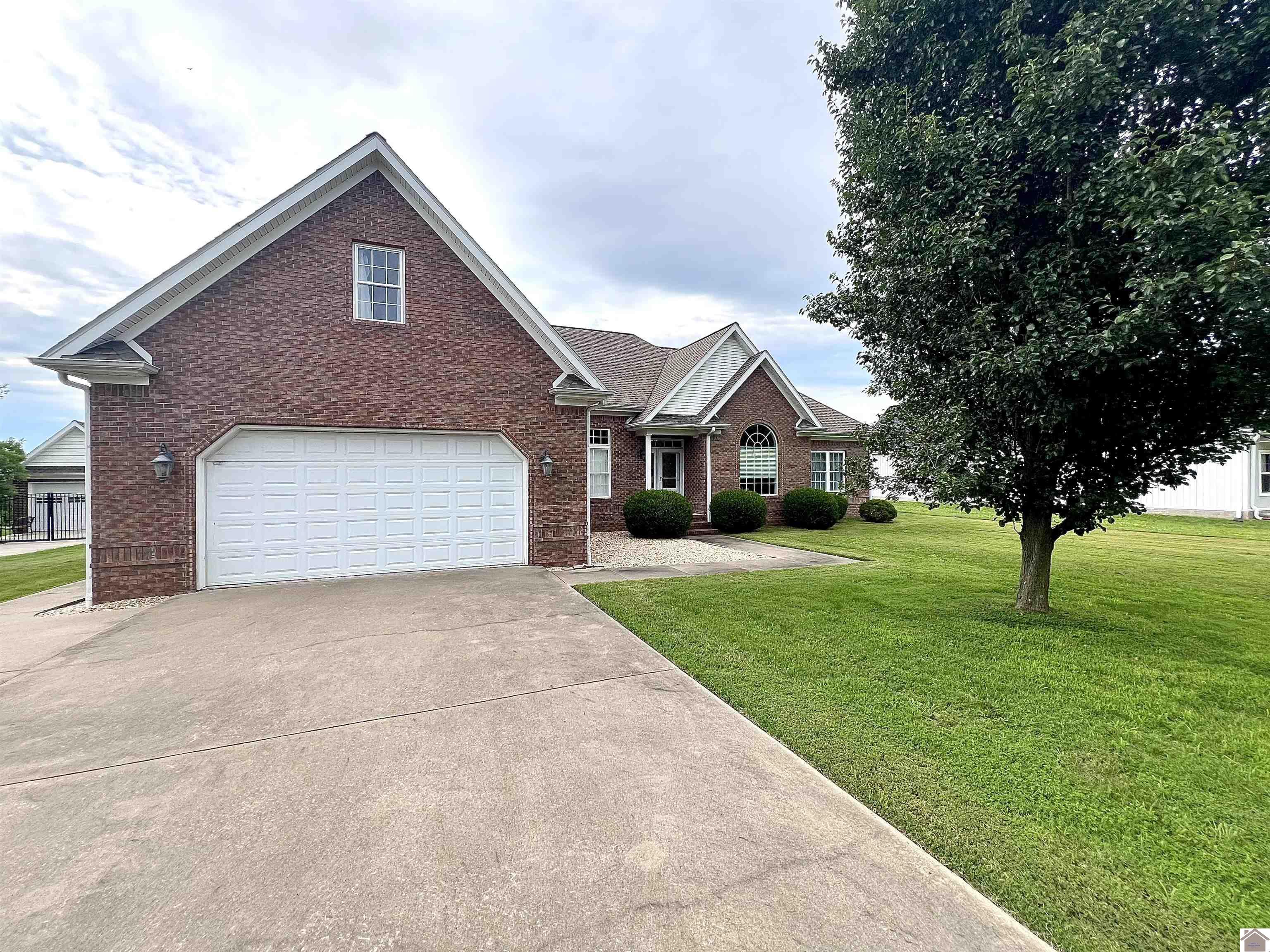 564 W Wiswell Rd - Photo 2