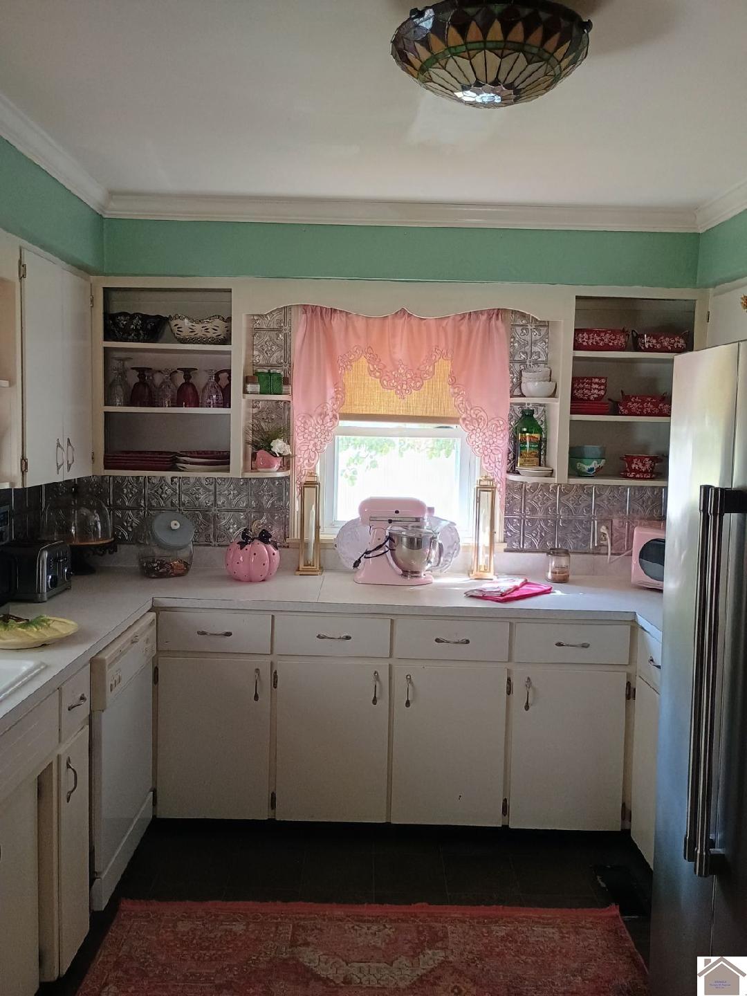 308 W Bellville