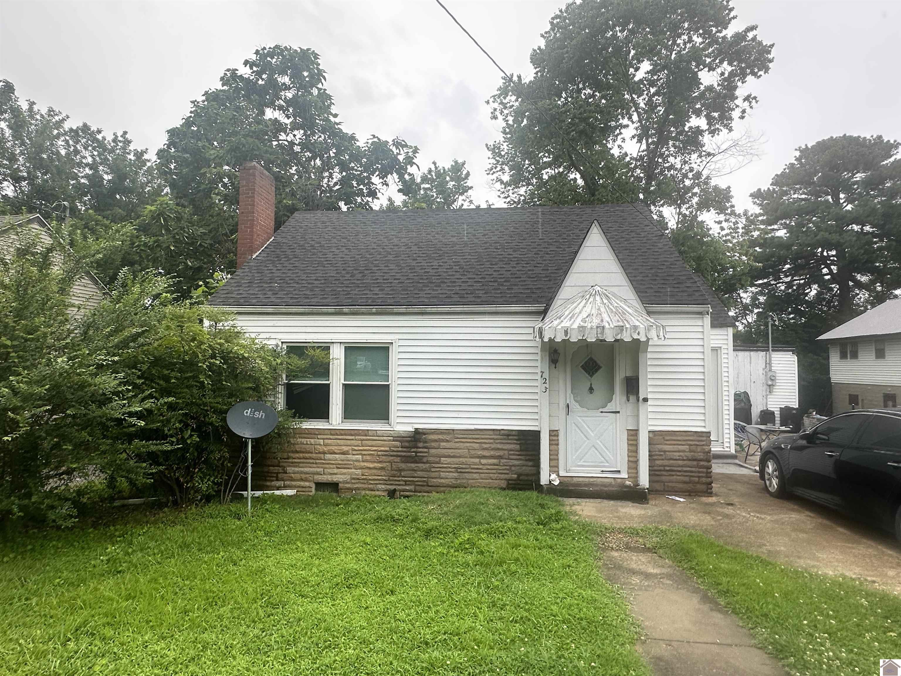 Photo 1 of 12 — 723 W Lockridge St., Mayfield, KY 42066