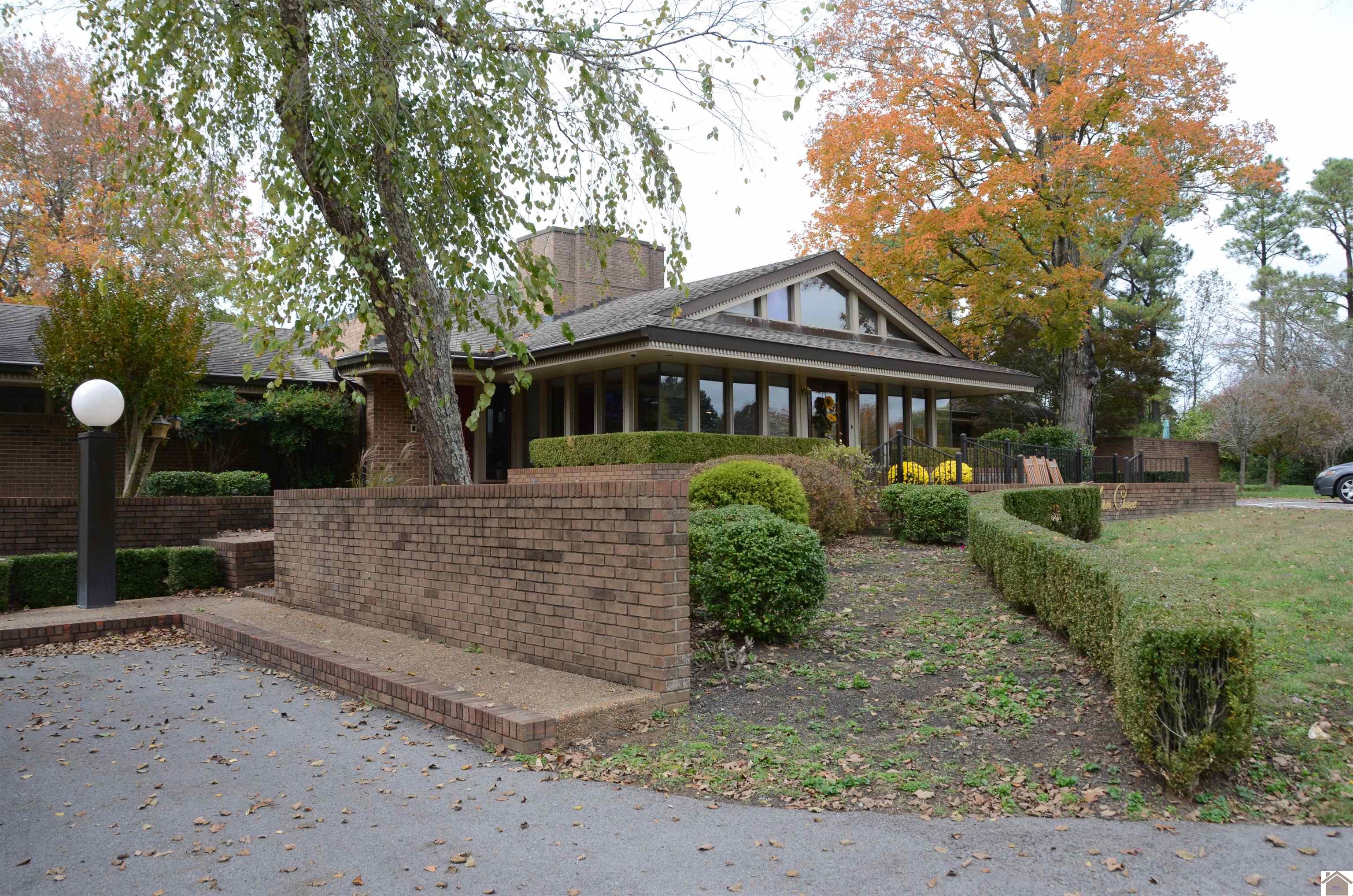 549 Robertson Road South