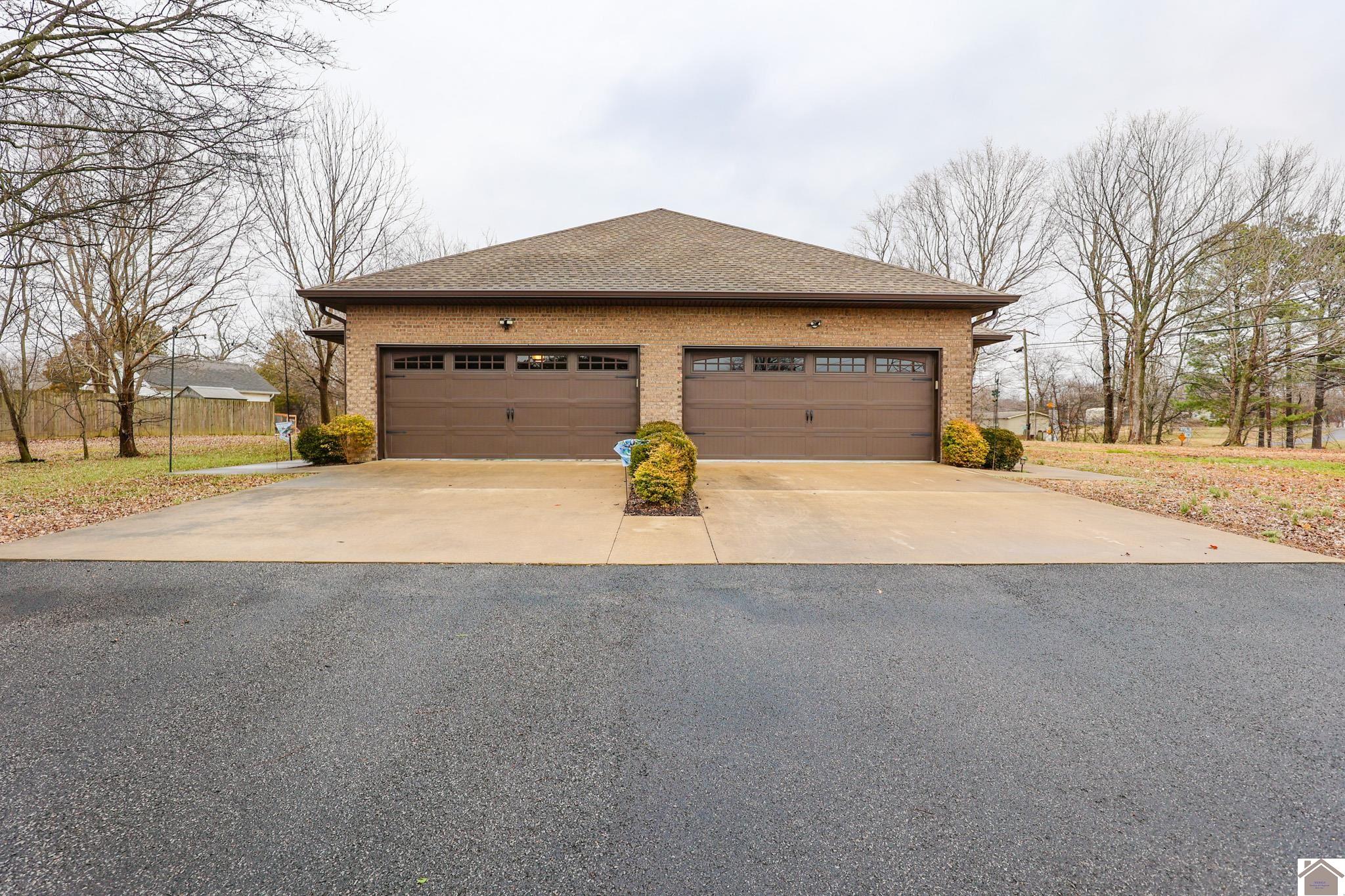 20 & 22 Hamilton Dr.