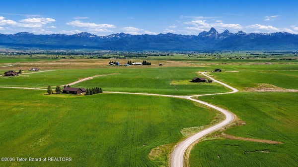 8894 W RIDGE RD, TETONIA, ID 83452 - Image 127cd83033caee25eb3d6200ec1ff2e4/1673090081
