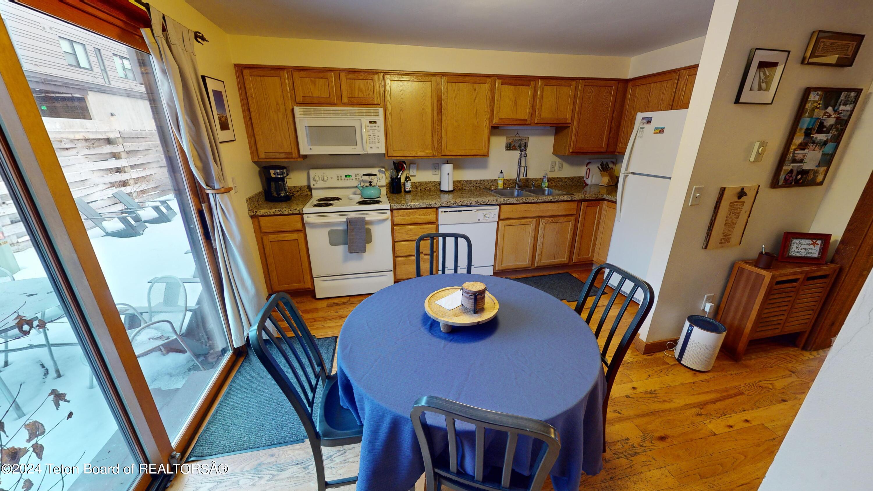 Jackson, Wyoming 83001, United States, 2 Bedrooms Bedrooms, ,1 BathroomBathrooms,Residential,Pending,64833