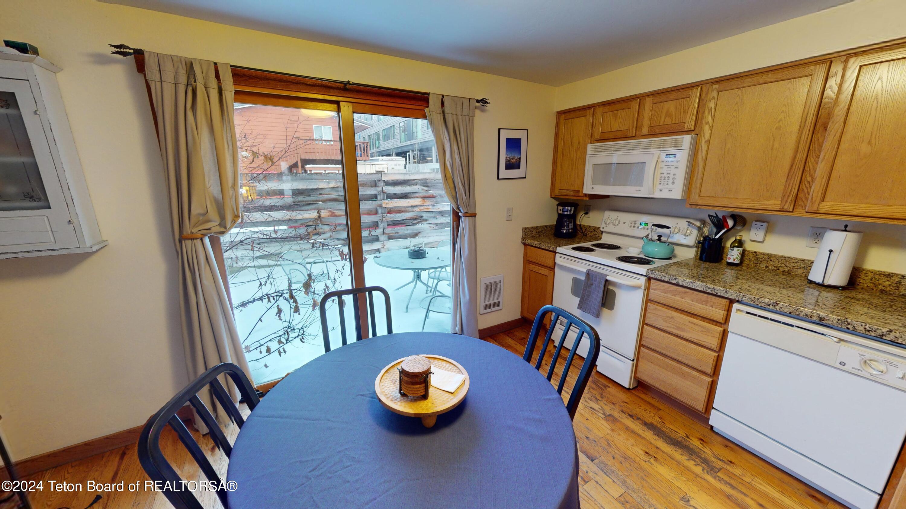 Jackson, Wyoming 83001, United States, 2 Bedrooms Bedrooms, ,1 BathroomBathrooms,Residential,Pending,64833