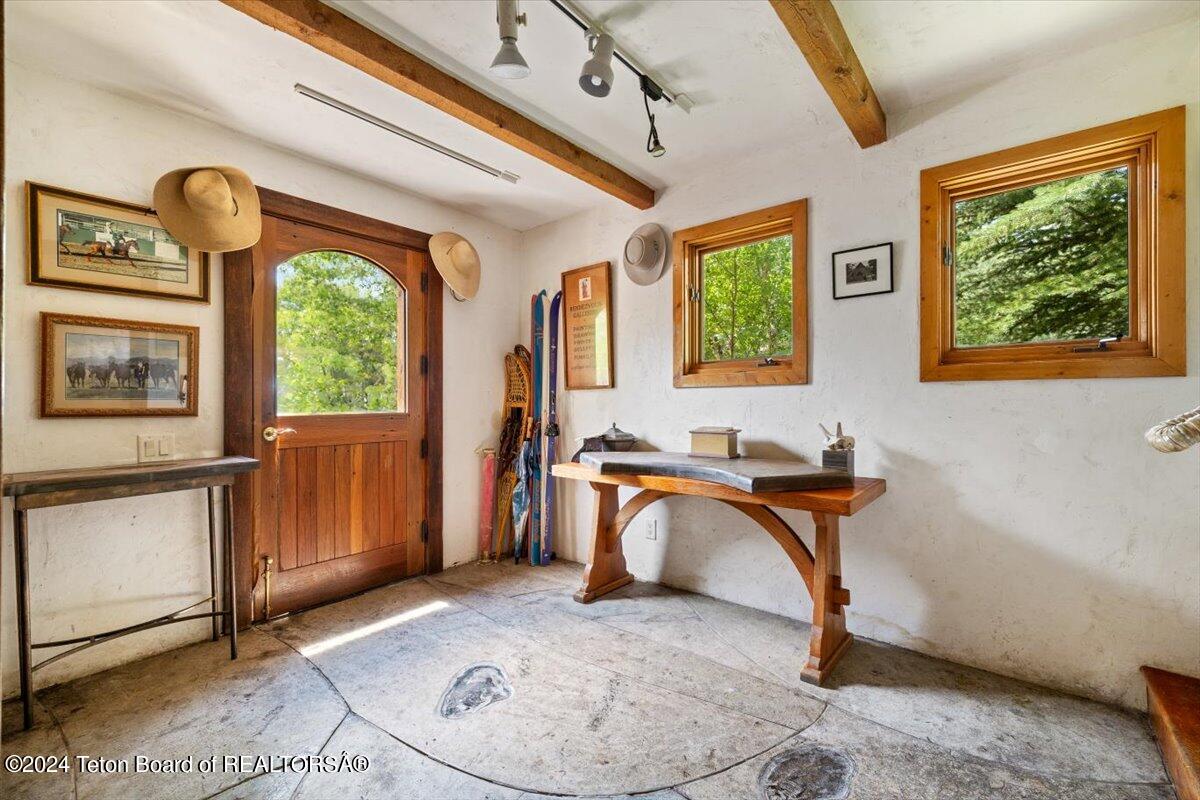 Jackson, Wyoming 83001, United States, 1 Bedroom Bedrooms, ,3 BathroomsBathrooms,Residential,Pending,52514