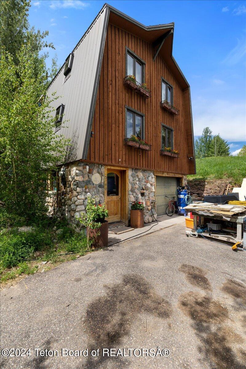 Jackson, Wyoming 83001, United States, 1 Bedroom Bedrooms, ,3 BathroomsBathrooms,Residential,Pending,52514