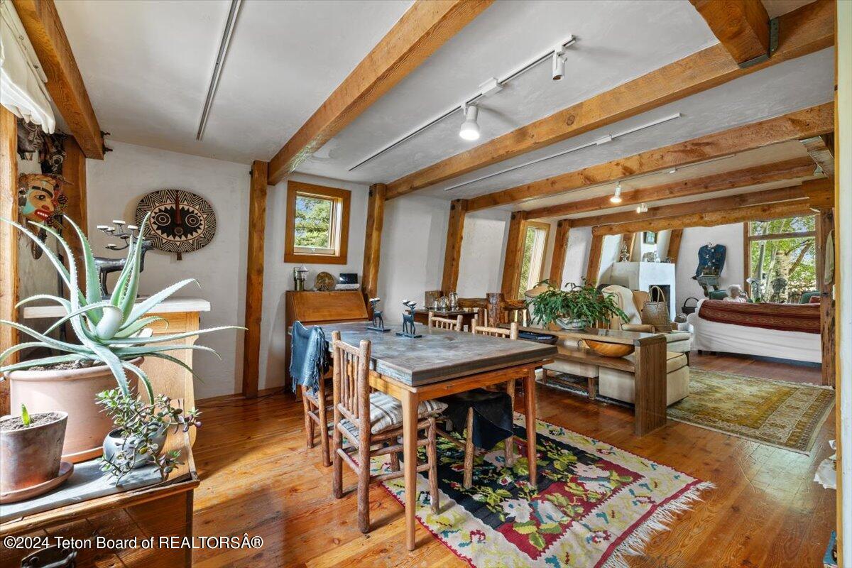 Jackson, Wyoming 83001, United States, 1 Bedroom Bedrooms, ,3 BathroomsBathrooms,Residential,Pending,52514