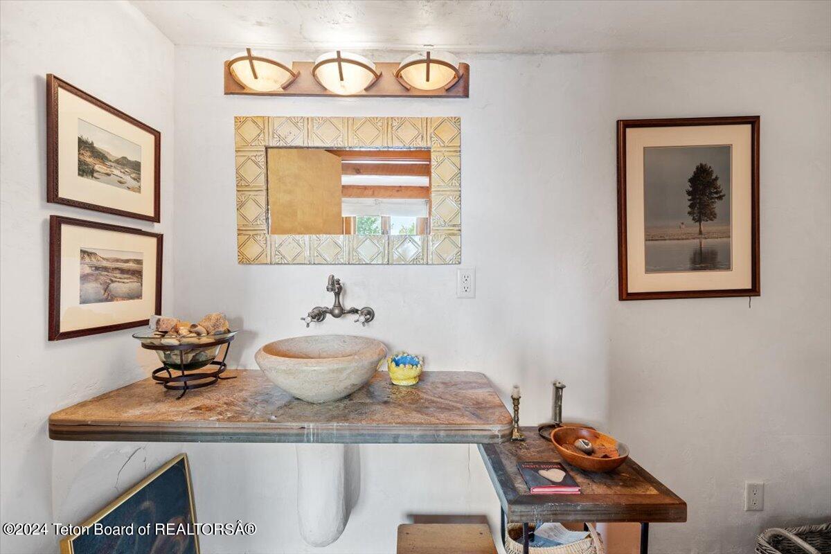 Jackson, Wyoming 83001, United States, 1 Bedroom Bedrooms, ,3 BathroomsBathrooms,Residential,Pending,52514