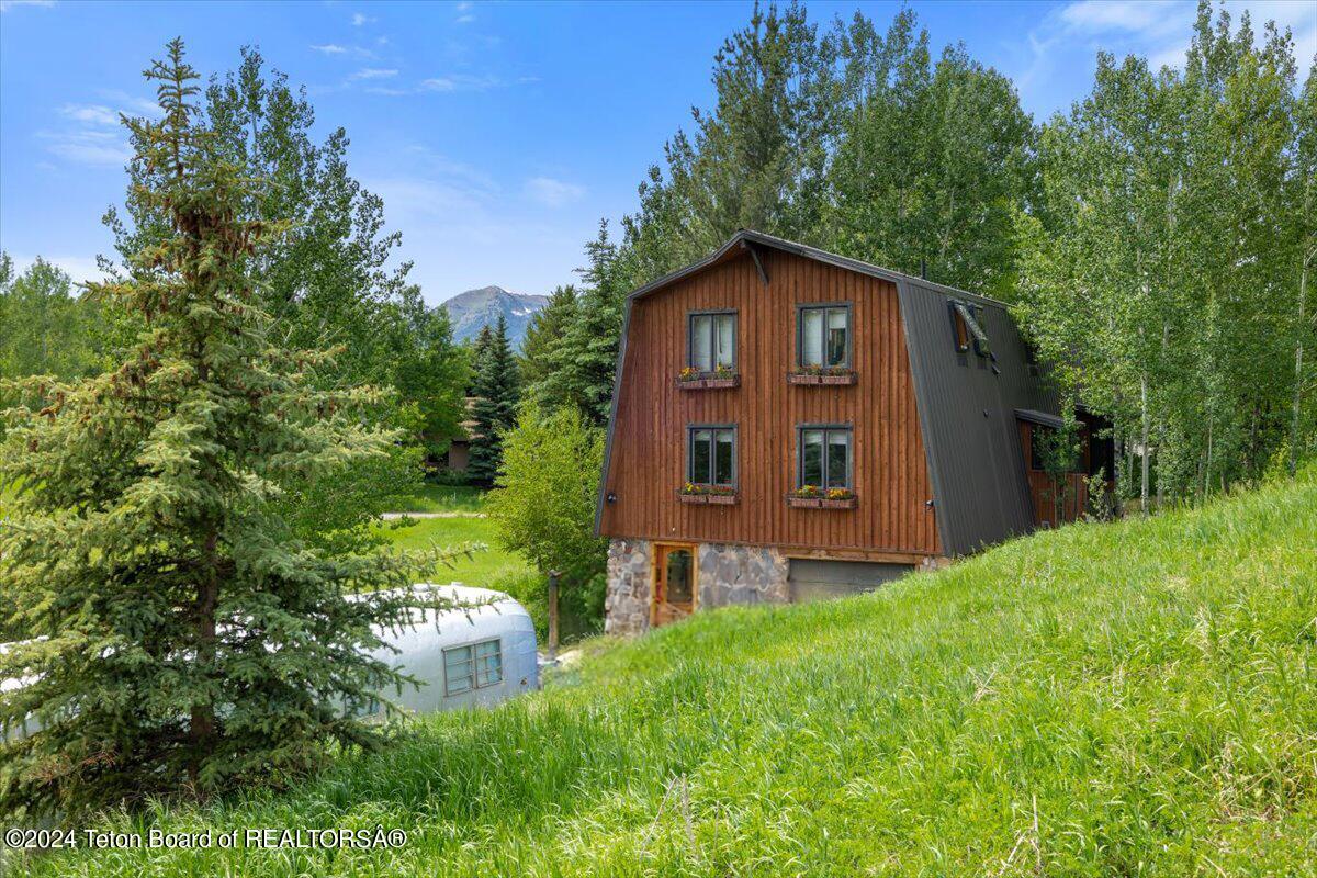 Jackson, Wyoming 83001, United States, 1 Bedroom Bedrooms, ,3 BathroomsBathrooms,Residential,Pending,52514