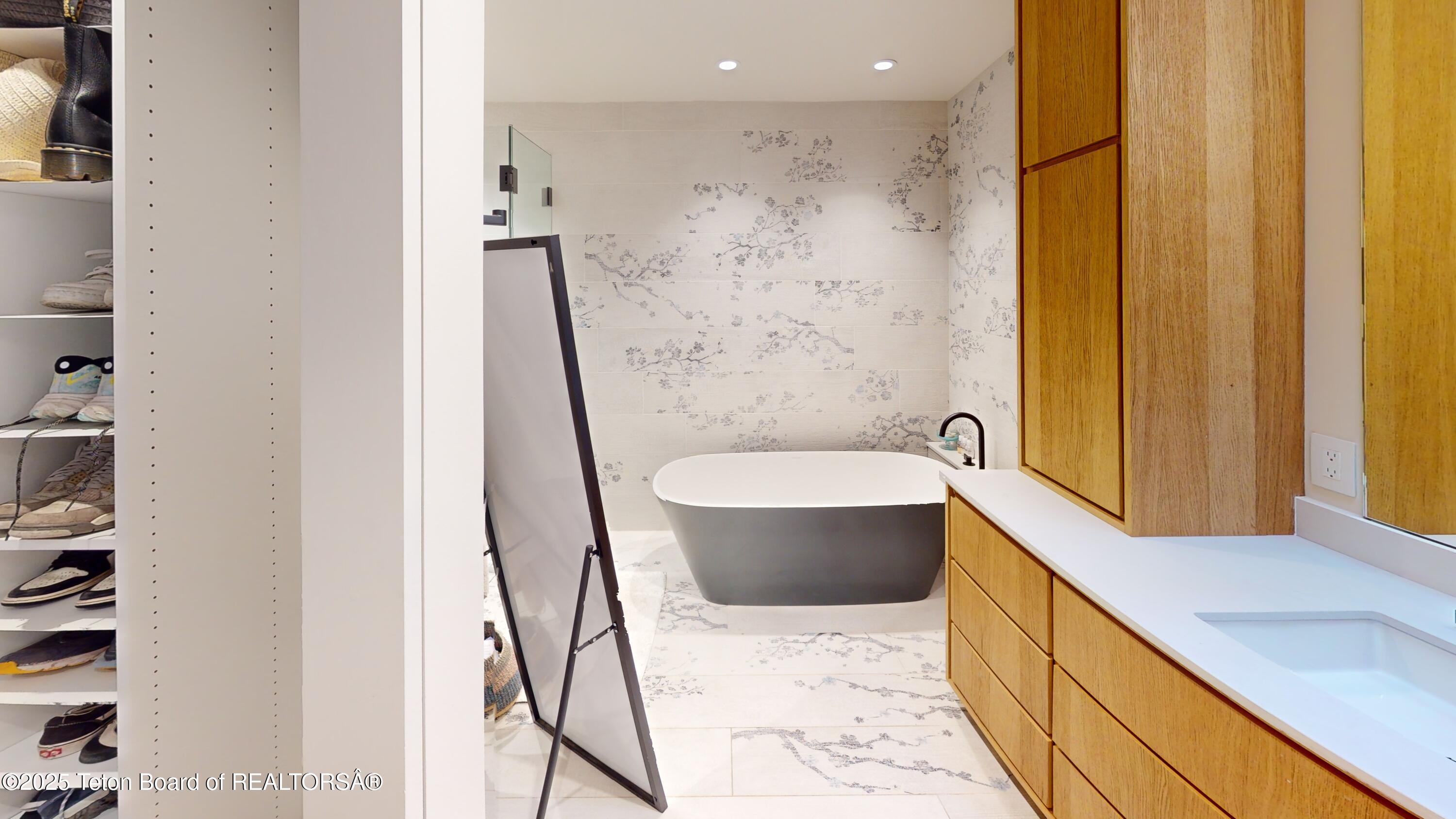 Jackson, Wyoming 83001, United States, 5 Bedrooms Bedrooms, ,3 BathroomsBathrooms,Residential,Active,198266