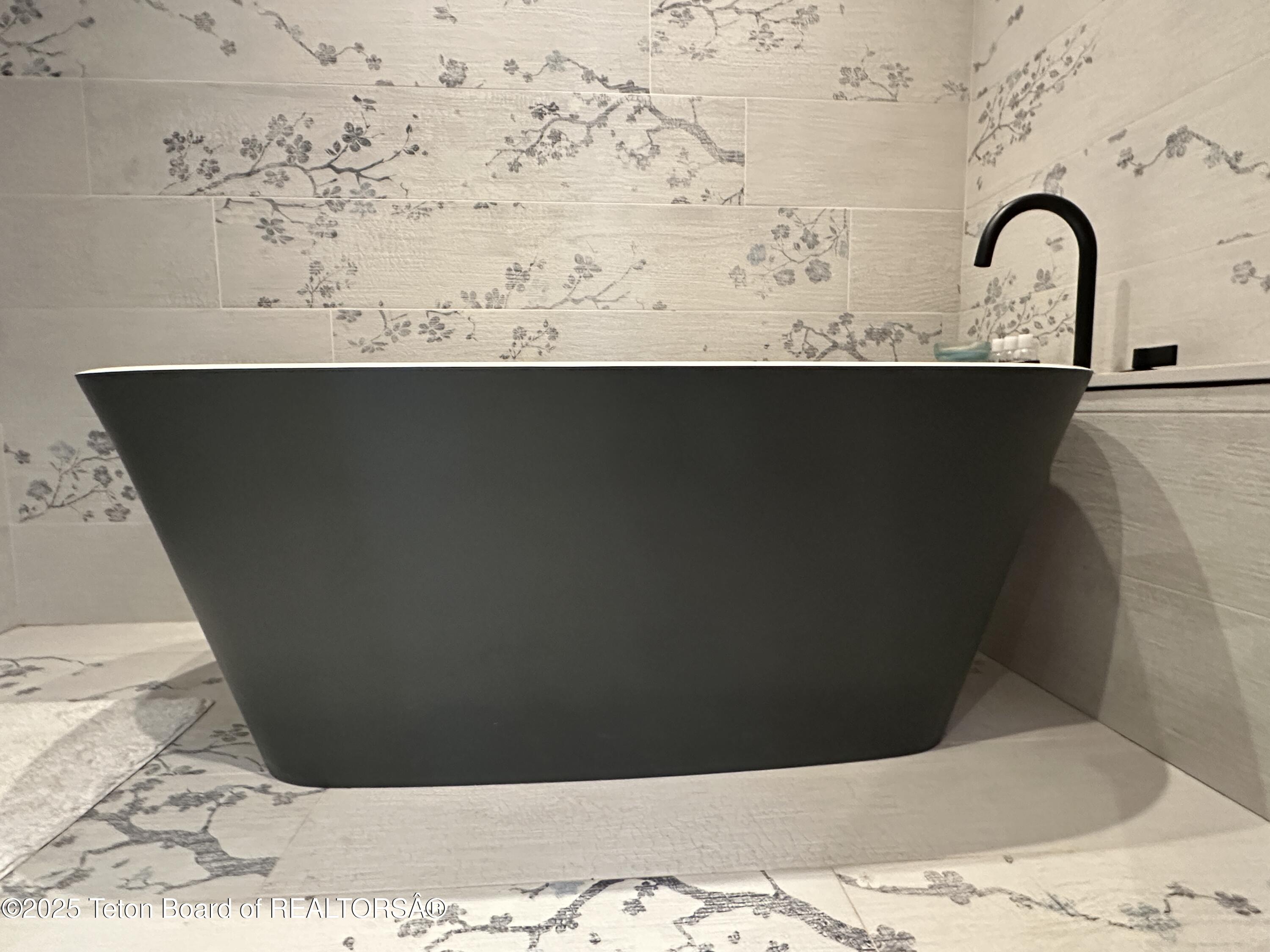 Jackson, Wyoming 83001, United States, 5 Bedrooms Bedrooms, ,3 BathroomsBathrooms,Residential,Active,198266