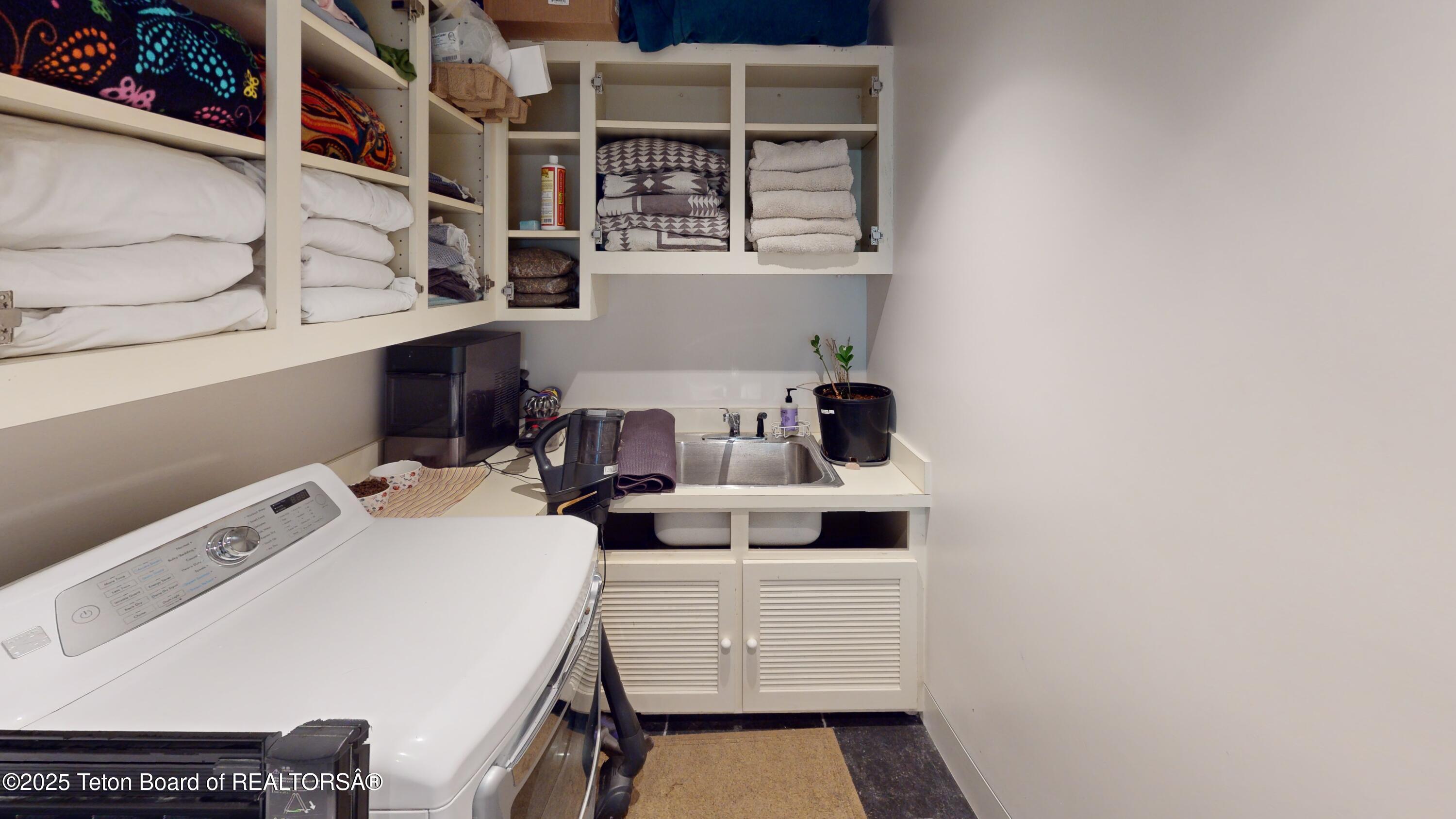 Jackson, Wyoming 83001, United States, 5 Bedrooms Bedrooms, ,3 BathroomsBathrooms,Residential,Active,198266