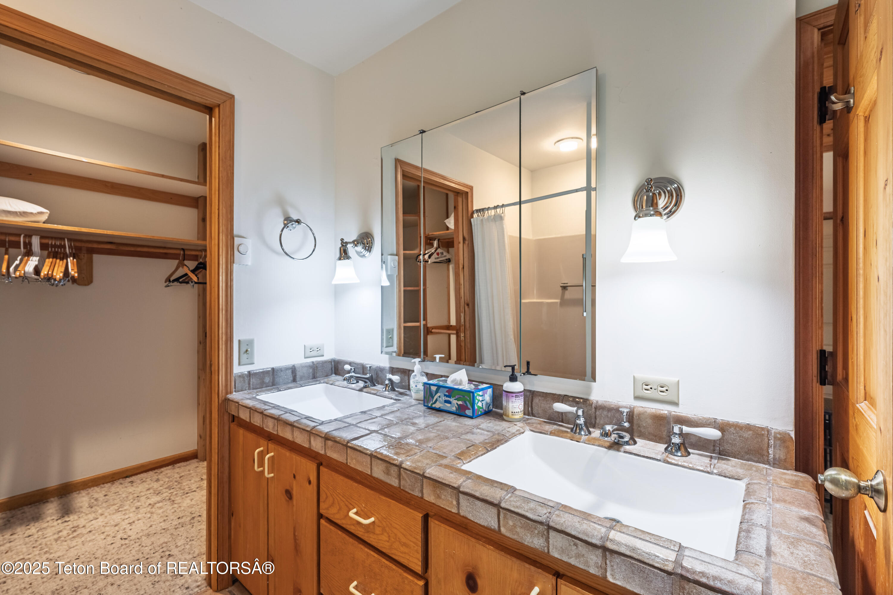 Jackson, Wyoming 83001, United States, 5 Bedrooms Bedrooms, ,3 BathroomsBathrooms,Residential,Active,198266