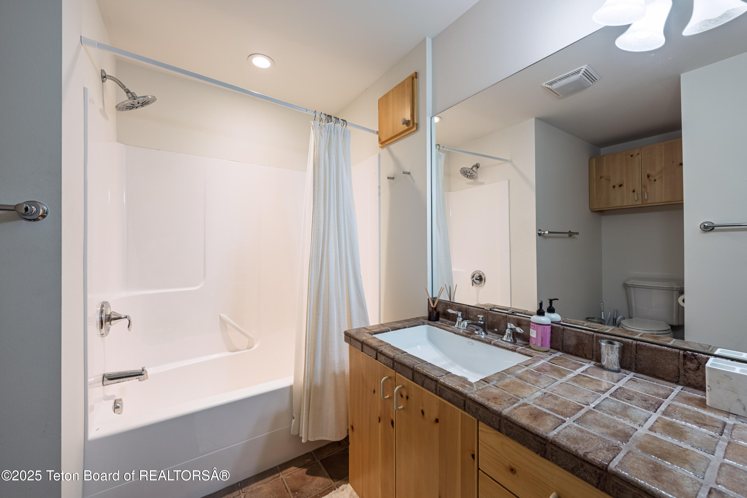 Jackson, Wyoming 83001, United States, 5 Bedrooms Bedrooms, ,3 BathroomsBathrooms,Residential,Active,198266