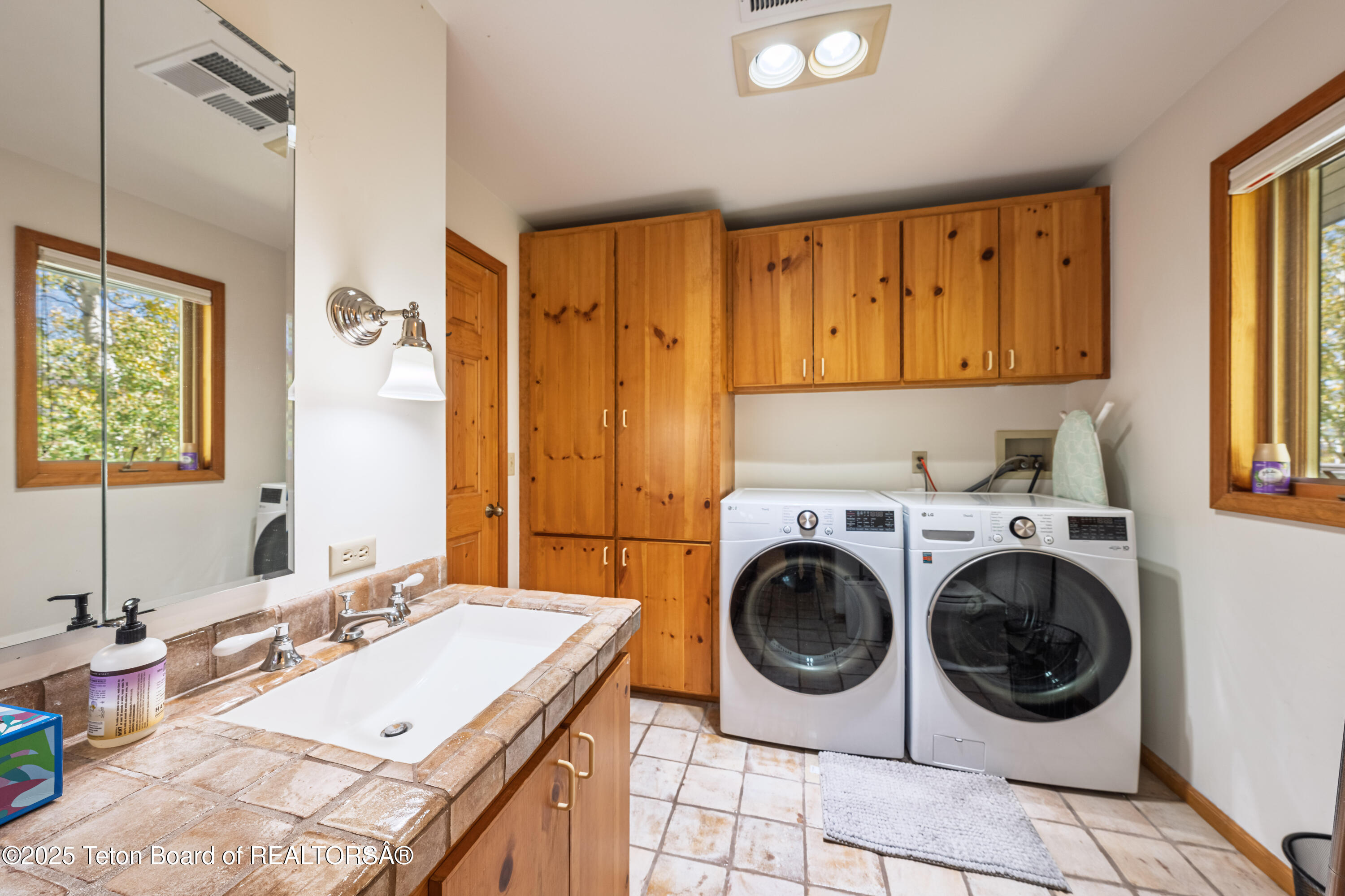 Jackson, Wyoming 83001, United States, 5 Bedrooms Bedrooms, ,3 BathroomsBathrooms,Residential,Active,198266