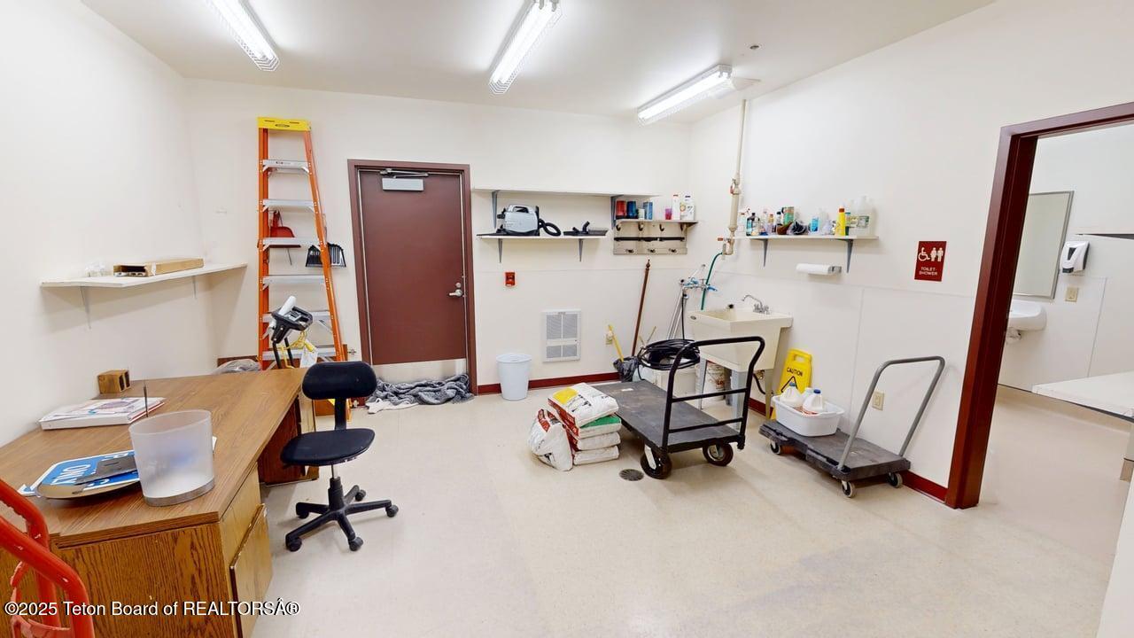 Dubois, Wyoming 82513, United States, ,Commercial,Active,122758