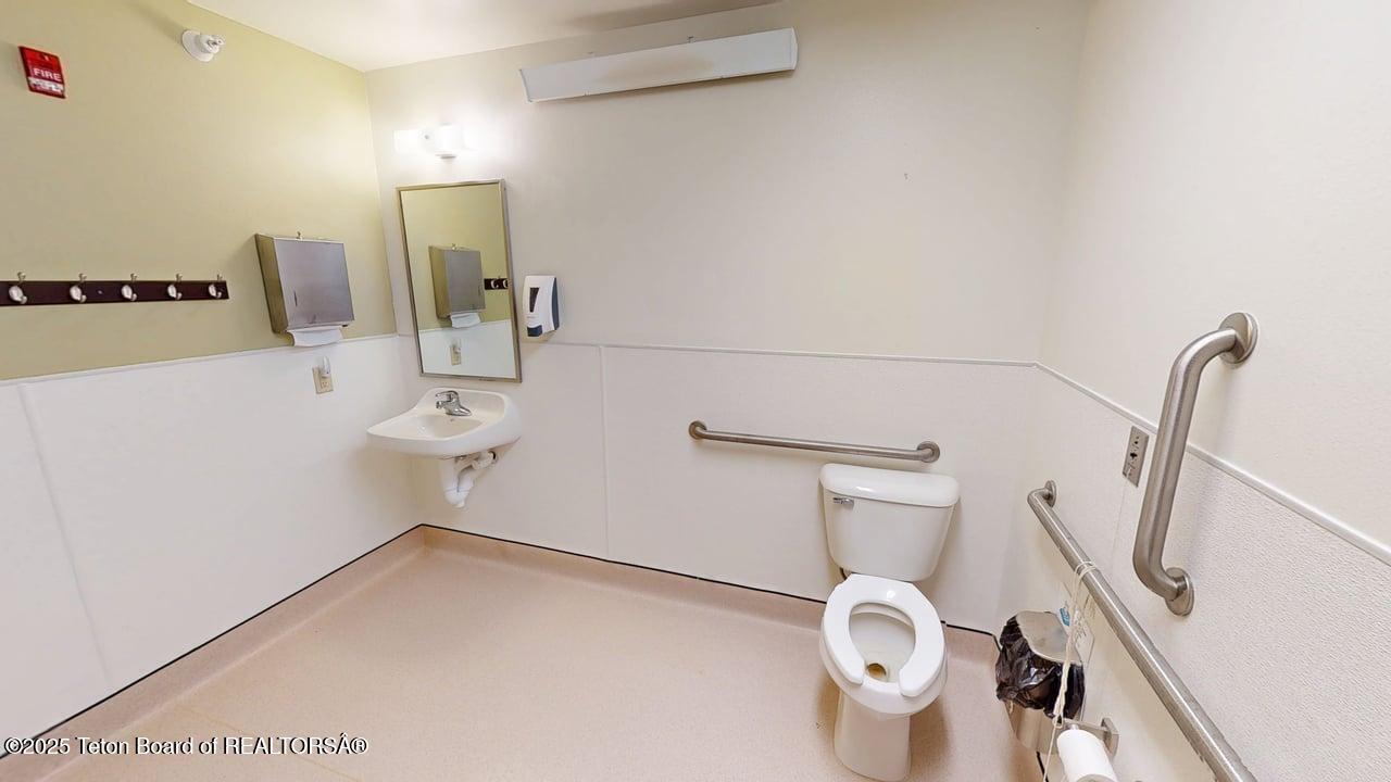 Dubois, Wyoming 82513, United States, ,Commercial,Active,122758