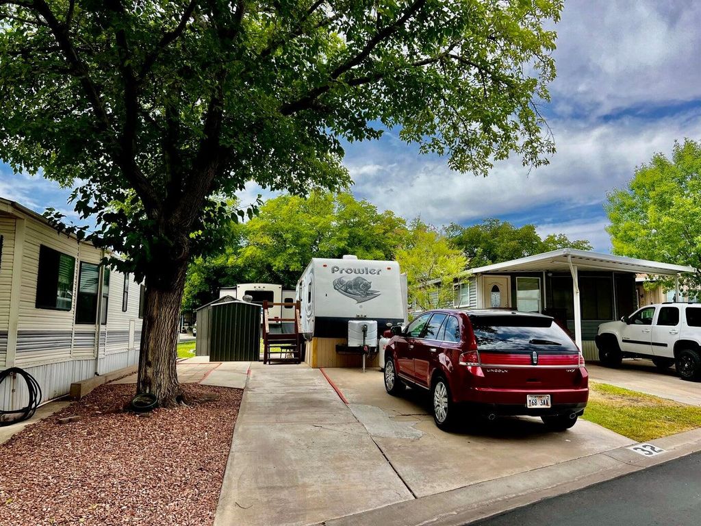 Photo of 1150 W Red Hills Parkway #32, Washington, UT 84780 (MLS # 108058)