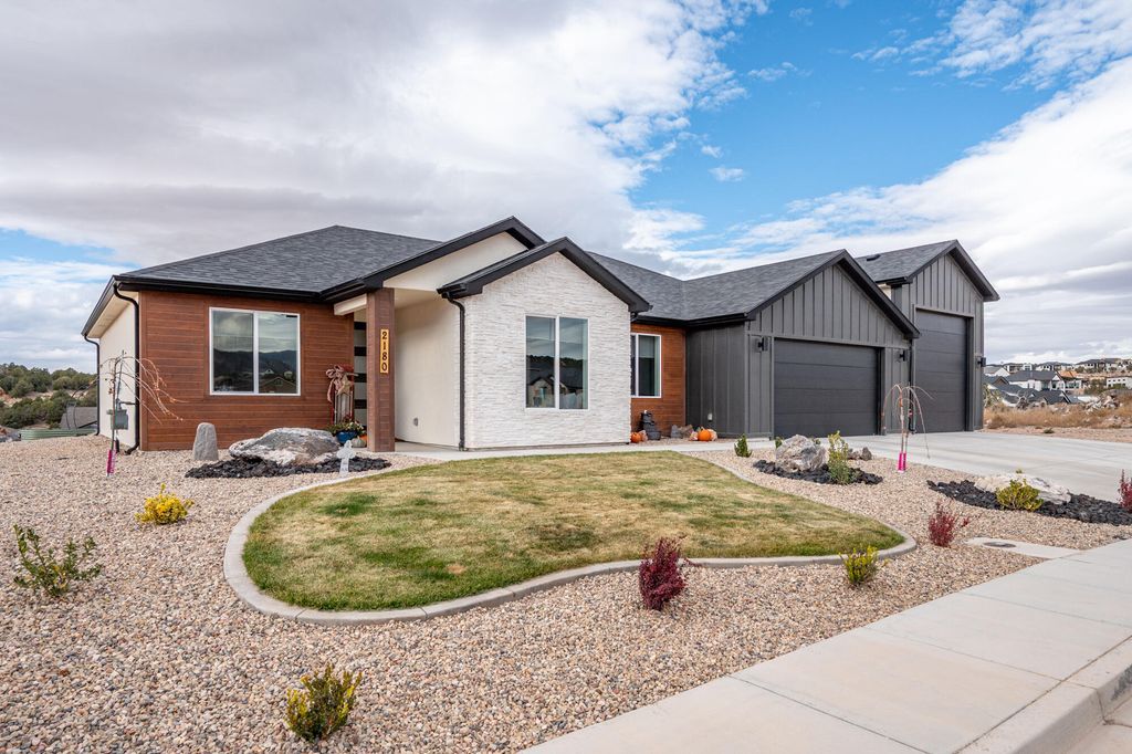 Photo of 2180 S Bluff DR, Cedar City, UT 84720 (MLS # 113846)