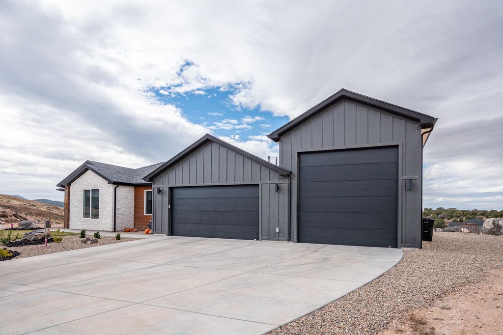 Photo of 2180 S Bluff DR, Cedar City, UT 84720 (MLS # 113846)