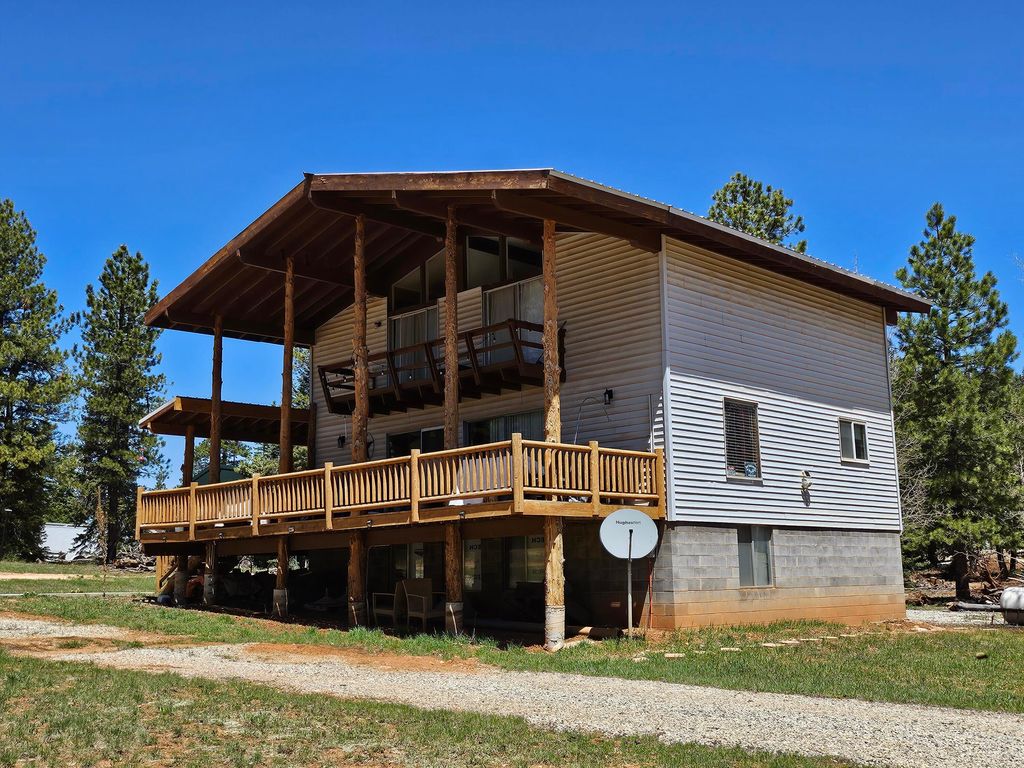 Photo of 1330 Strawberry Point RD, Duck Creek Village, UT 84762 (MLS # 111658)
