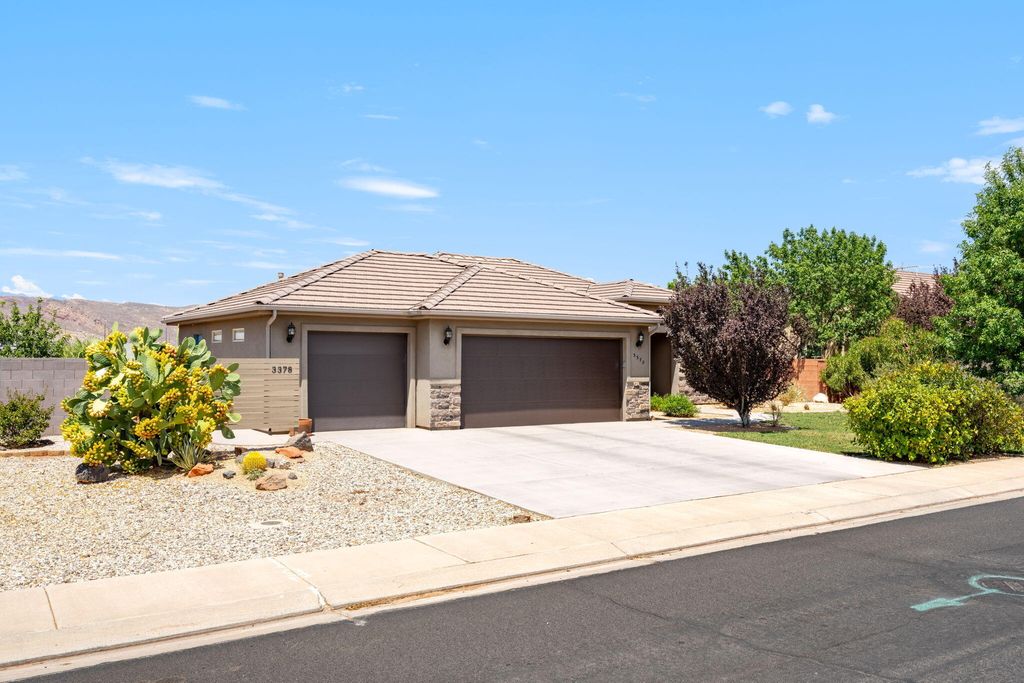 Photo of 3378 W 400 N, Hurricane, UT 84737 (MLS # 117237)