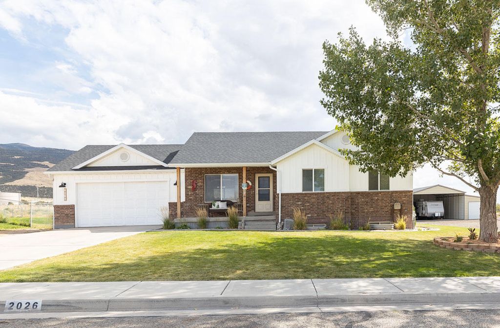 Photo of 2026 E Saddleback View, Enoch, UT 84721 (MLS # 112812)
