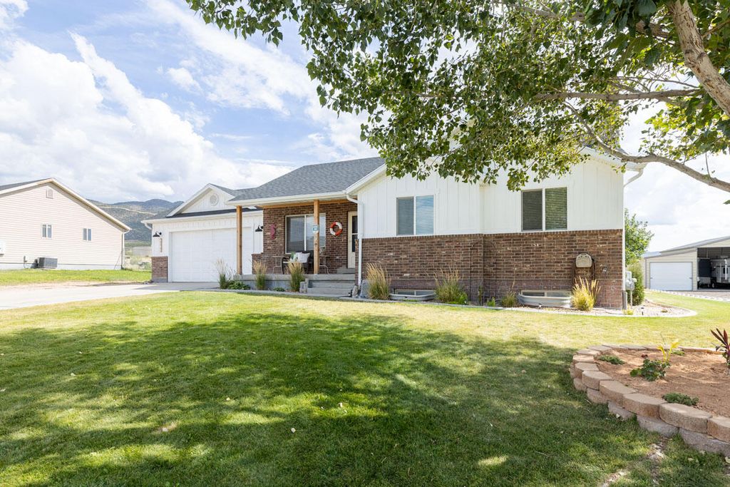 Photo of 2026 E Saddleback View, Enoch, UT 84721 (MLS # 112812)