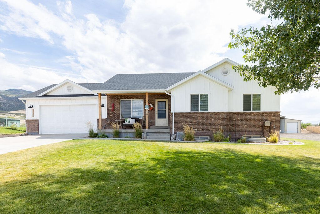 Photo of 2026 E Saddleback View, Enoch, UT 84721 (MLS # 112812)