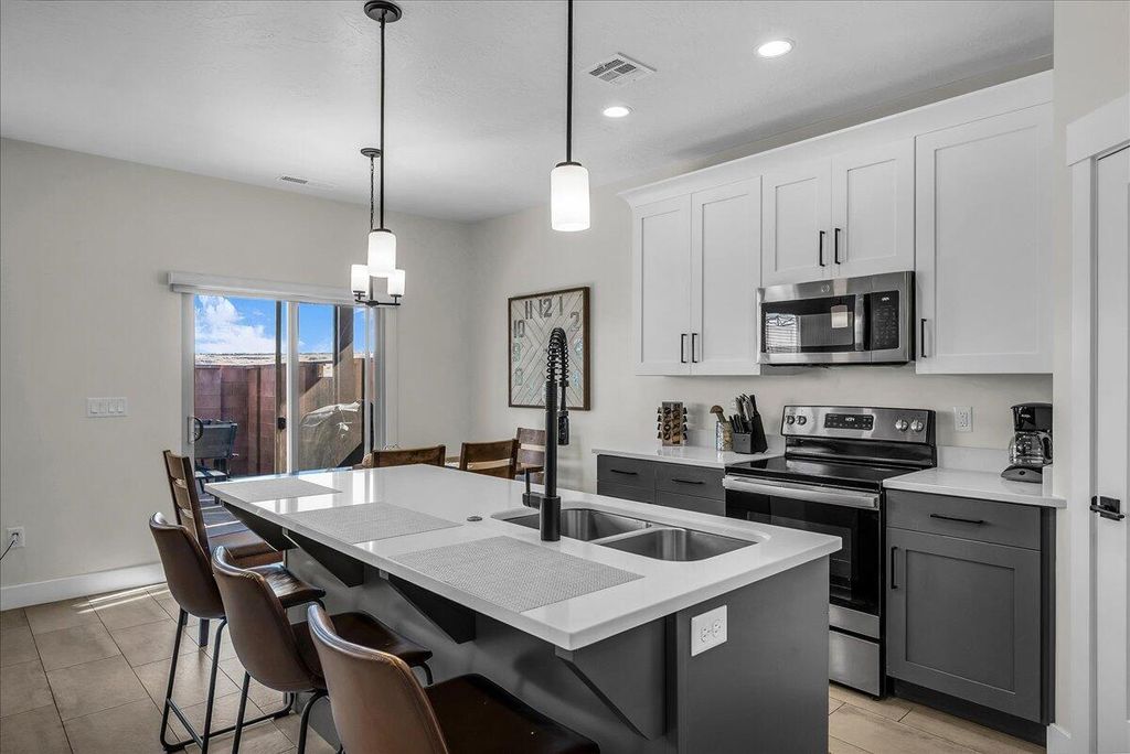 Photo of 542 N VENTURA LN, Washington, UT 84780 (MLS # 113646)