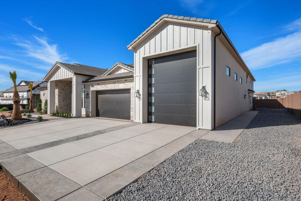 Photo of 4988 S LAKEFRONT Place, Washington, UT 84780 (MLS # 113762)