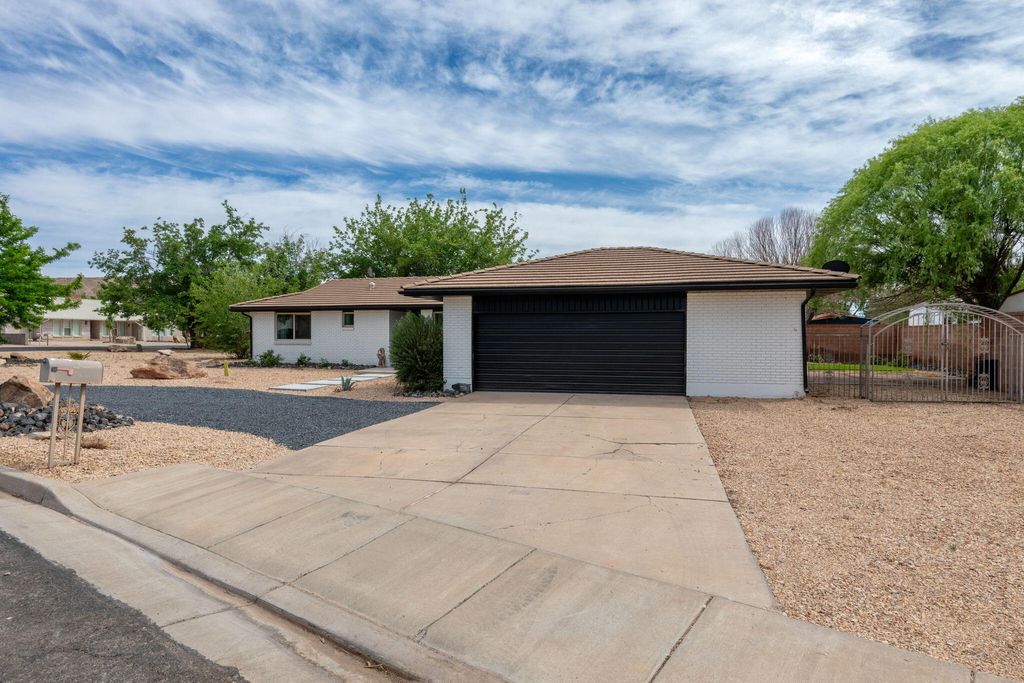 Photo of 3570 S SOLANO Way, Saint George, UT 84790 (MLS # 115920)